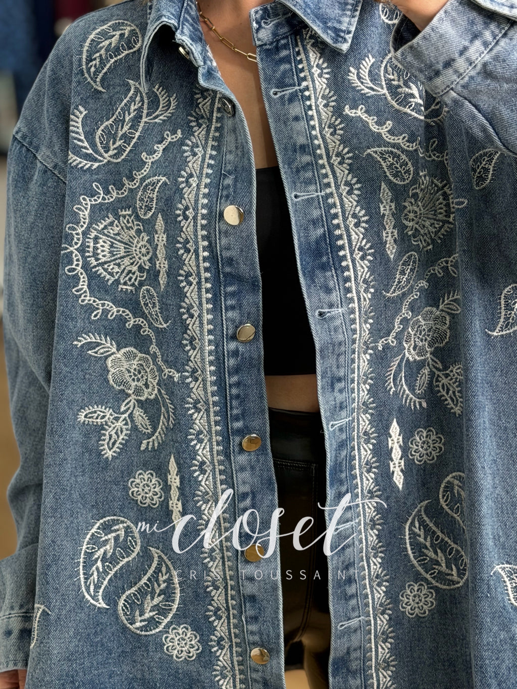 CAMISOLA GRUESA DE MEZCLILLA OVERSIZED CON BORDADO BLANCO EN EL FRENTE