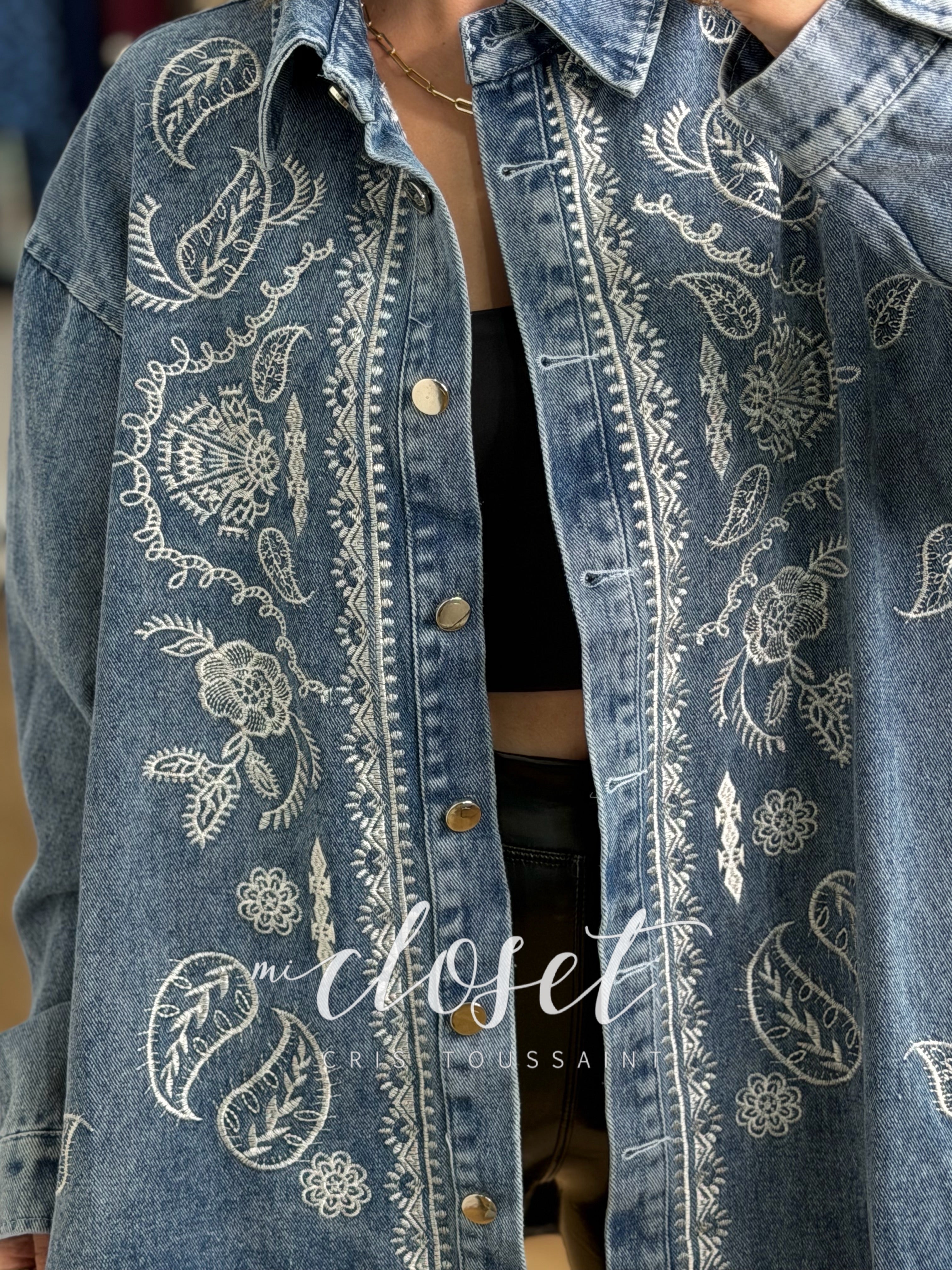 CAMISOLA GRUESA DE MEZCLILLA OVERSIZED CON BORDADO BLANCO EN EL FRENTE