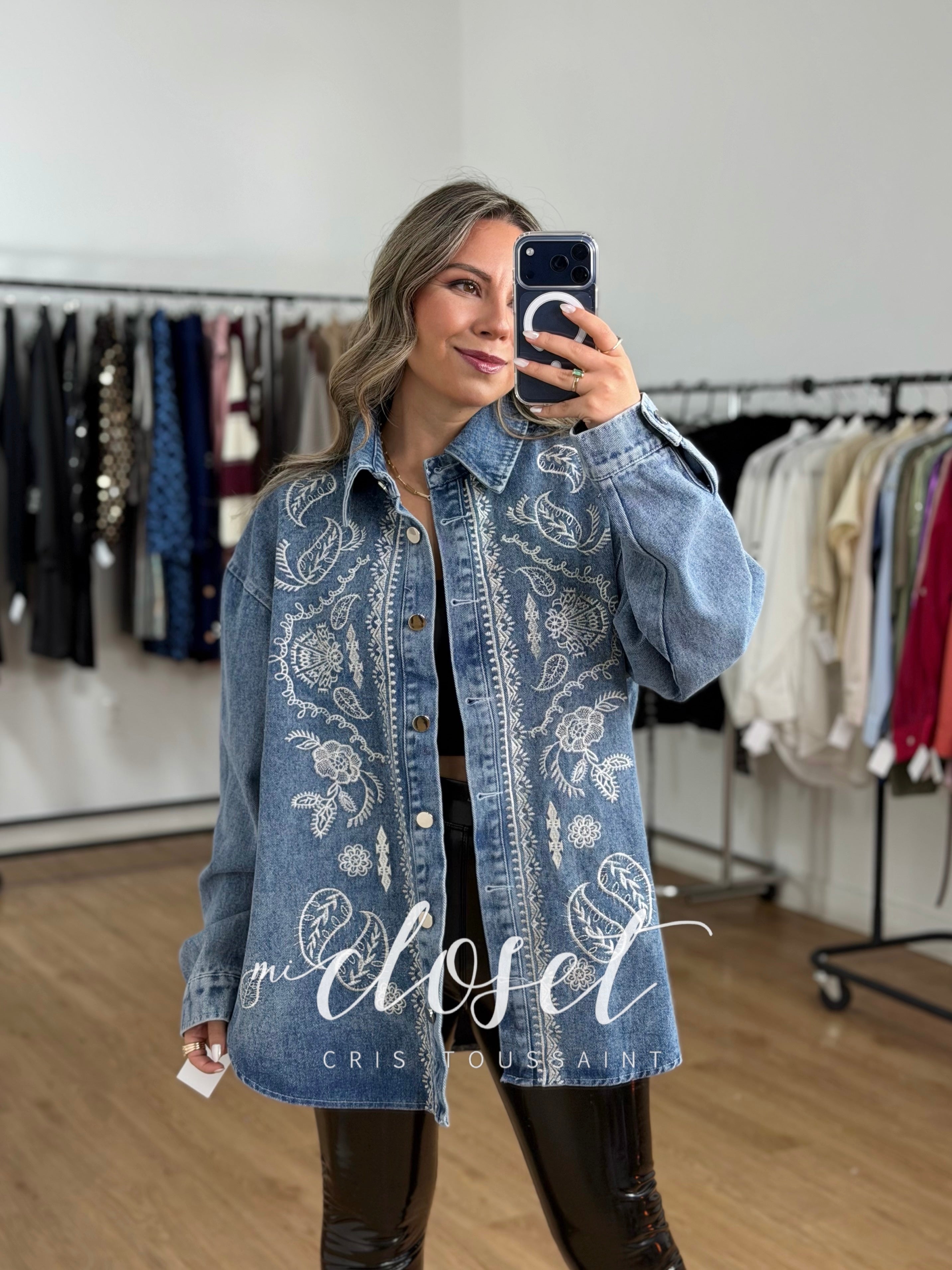 CAMISOLA GRUESA DE MEZCLILLA OVERSIZED CON BORDADO BLANCO EN EL FRENTE