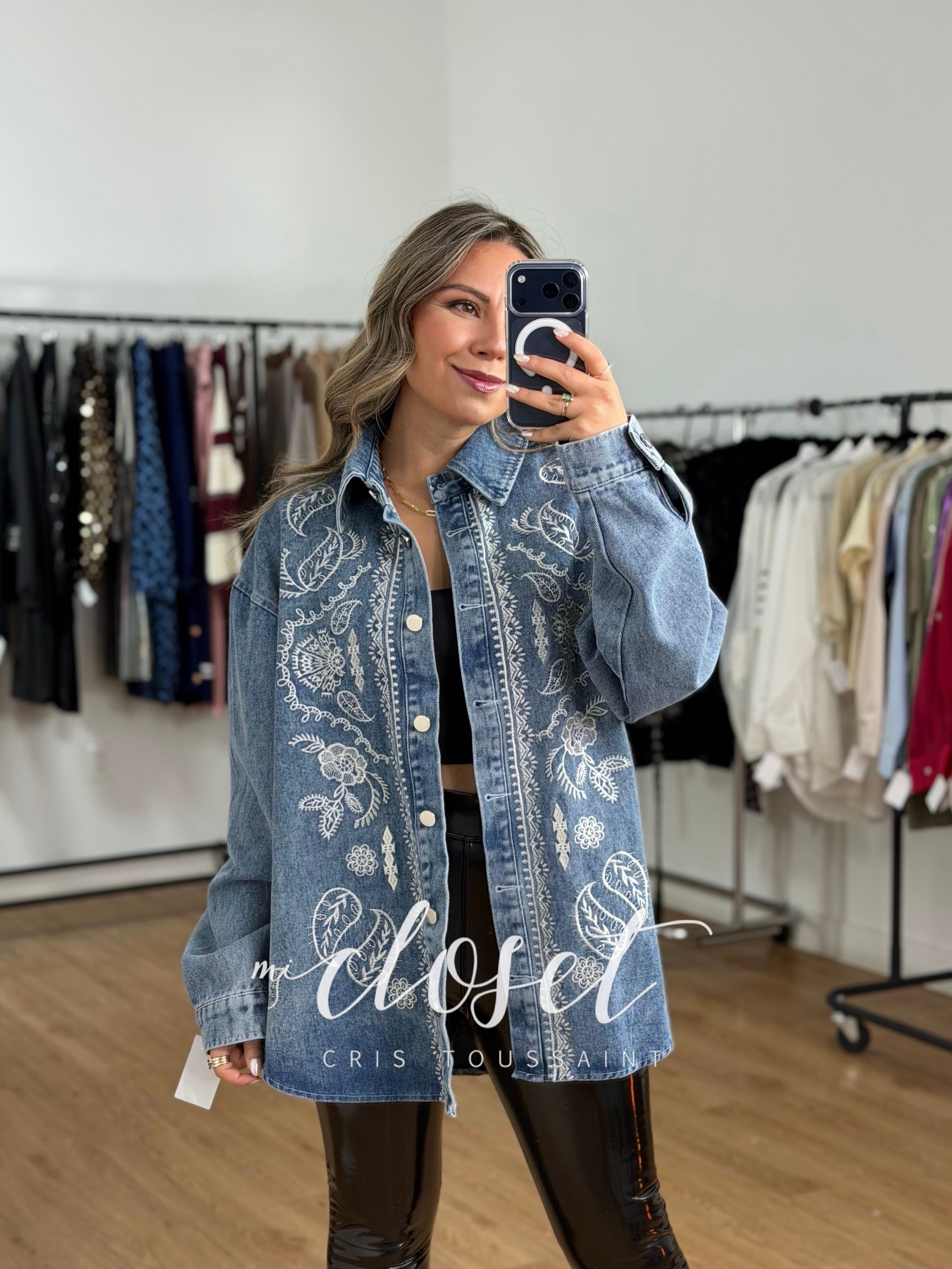 CAMISOLA GRUESA DE MEZCLILLA OVERSIZED CON BORDADO BLANCO EN EL FRENTE