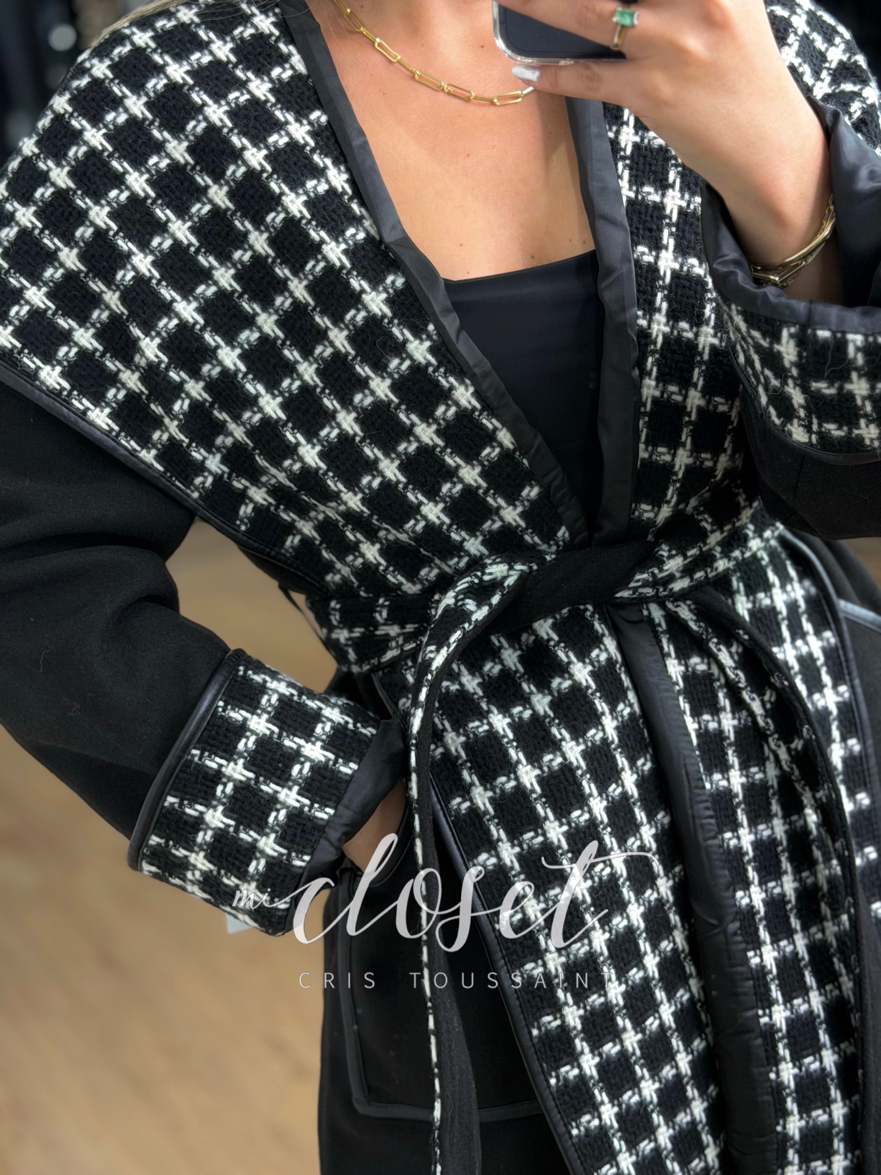 ABRIGO CON TELA TWEED EN PUÑOS, GORRO Y SOLAPA; DETALLES EN VINIPIEL