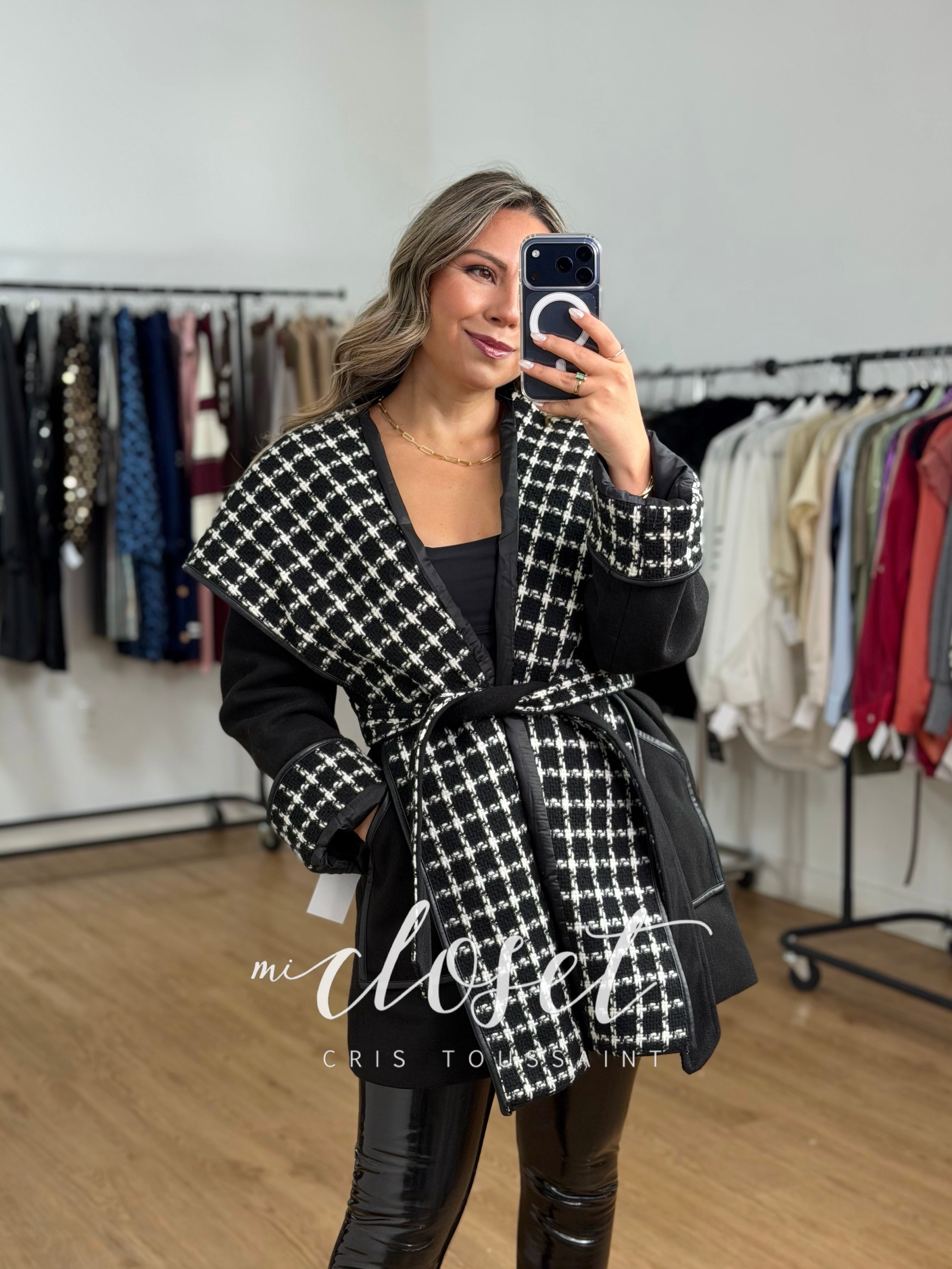 ABRIGO CON TELA TWEED EN PUÑOS, GORRO Y SOLAPA; DETALLES EN VINIPIEL