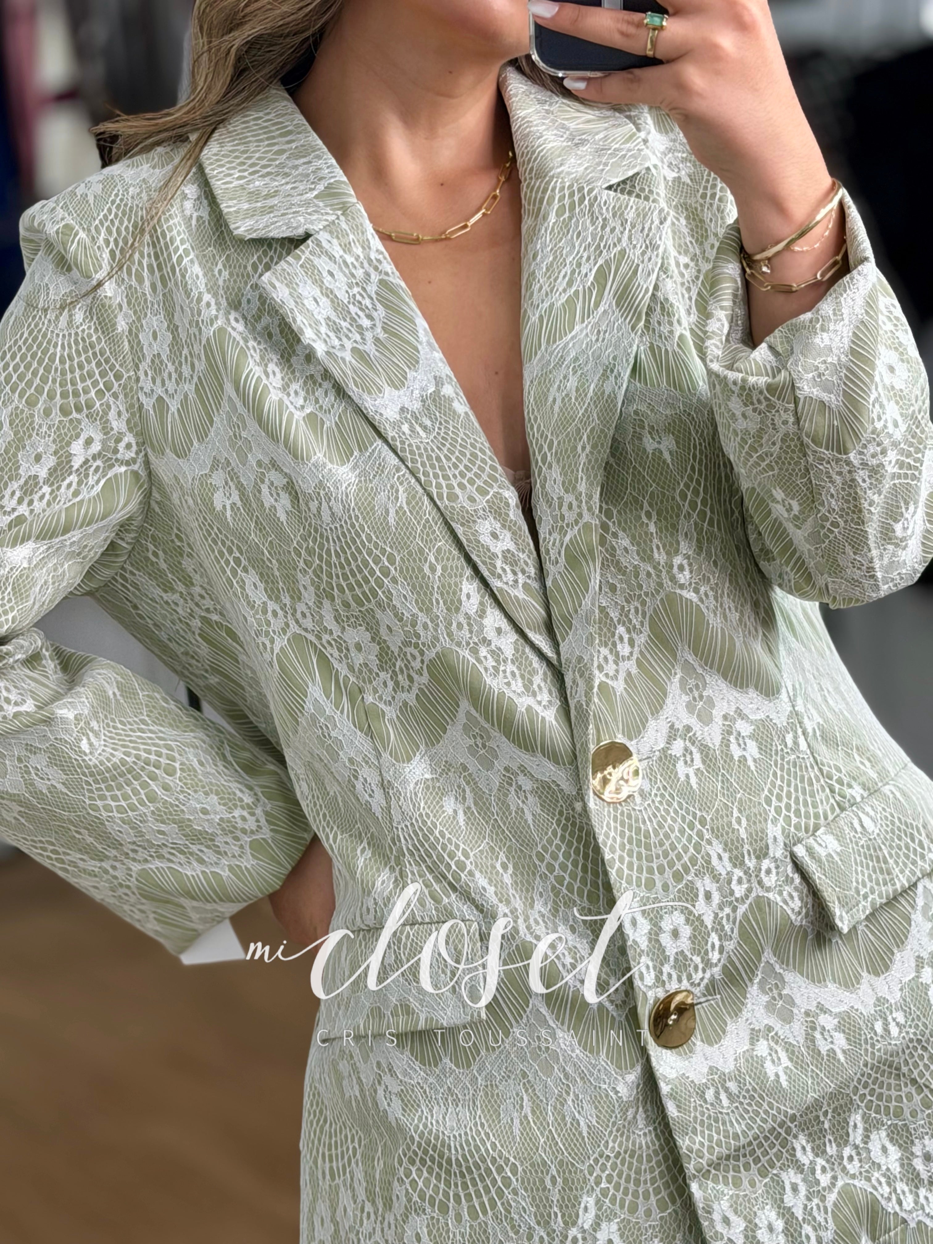 CONJUNTO DE BLAZER CON PANTALÓN, ENCAJE BORDADO