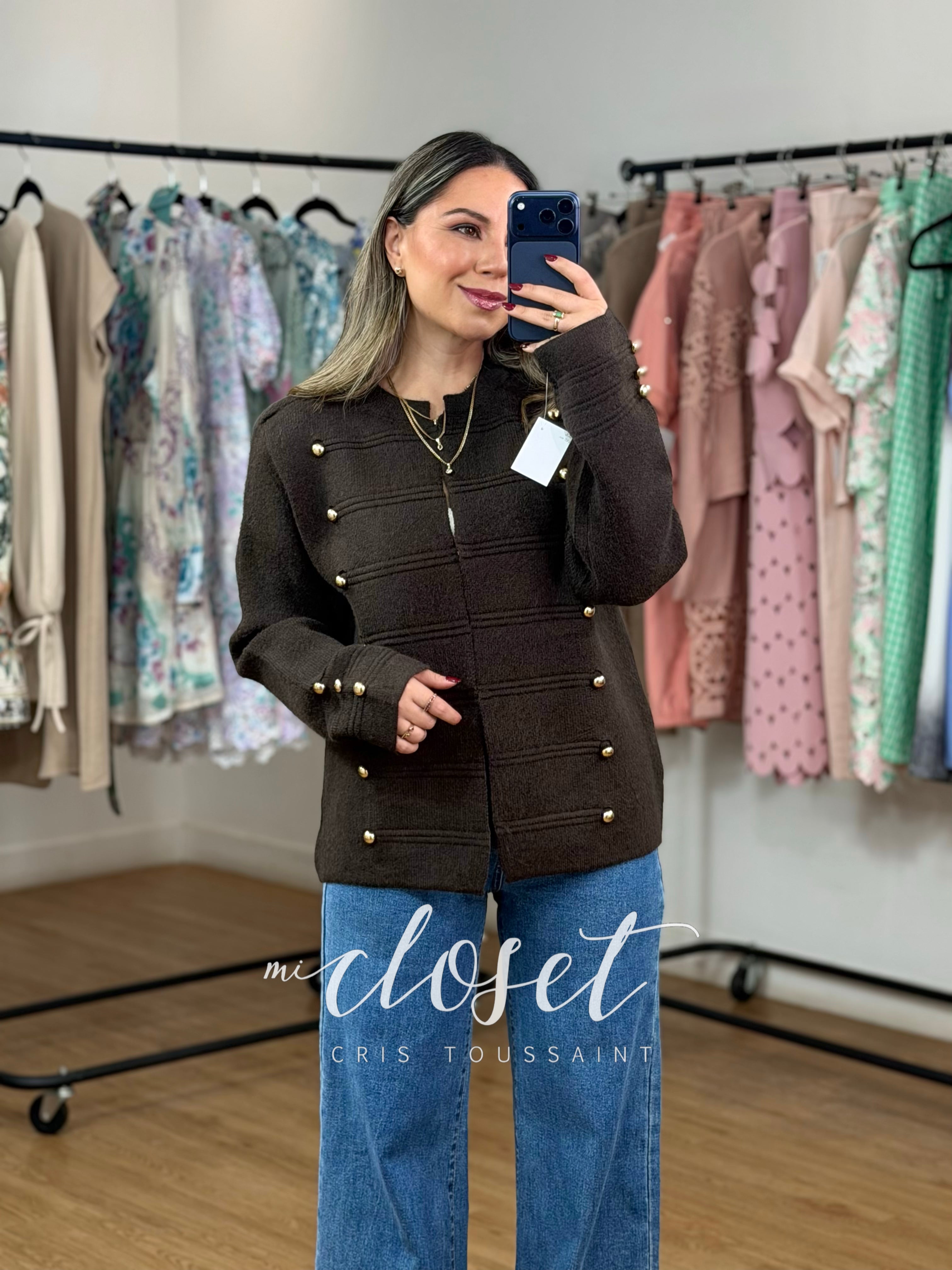 SWEATER SEMI GRUESO TIPO MILITAR, CON DETALLE EN HOMBROS; CON BROCHES