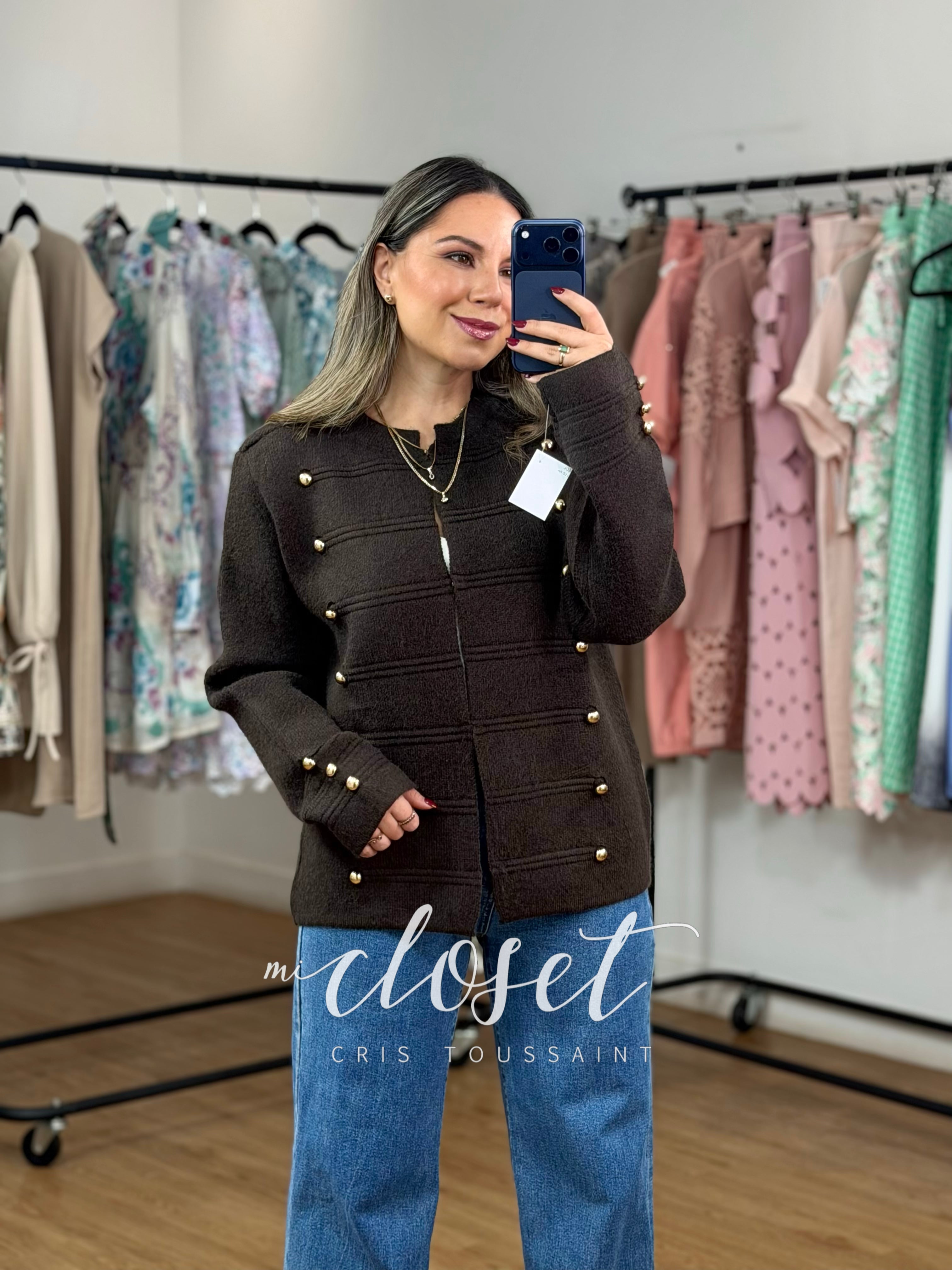 SWEATER SEMI GRUESO TIPO MILITAR, CON DETALLE EN HOMBROS; CON BROCHES