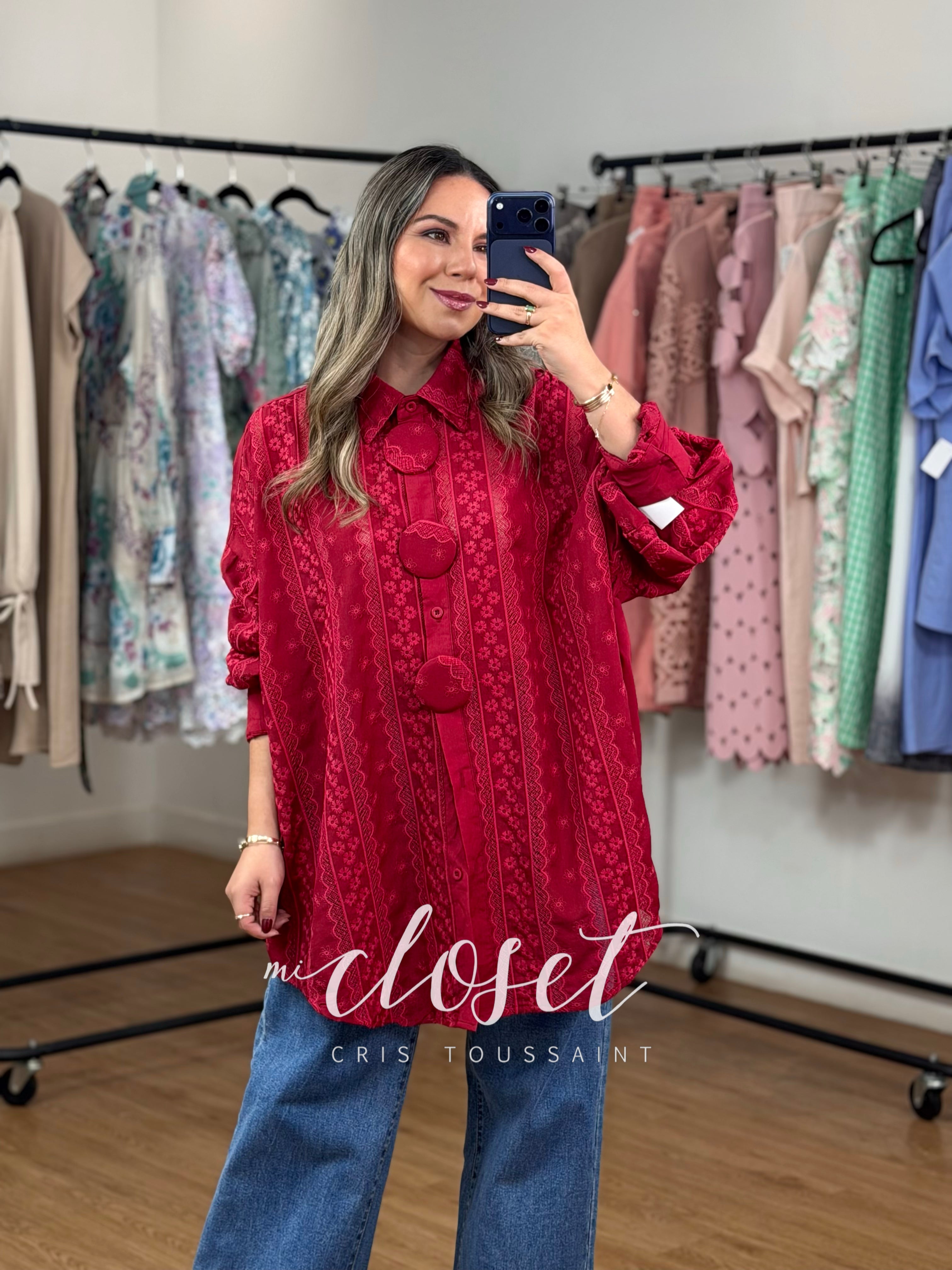 CAMISA LIGERA BORDADA CON TEXTURA Y BOTONES GIGANTES