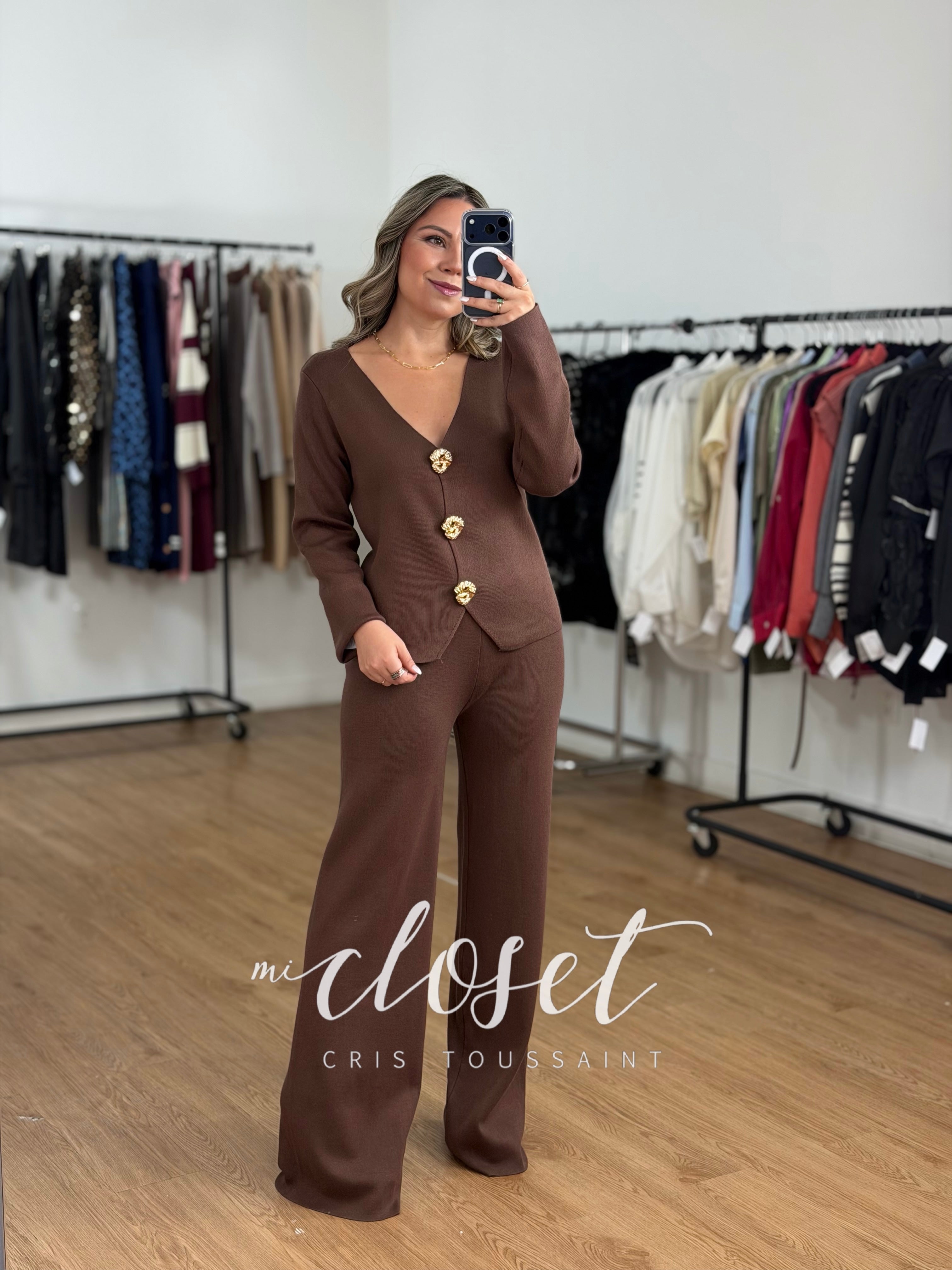 CONJUNTO DE PANTS CON SWEATER CON BOTÓN DORADO