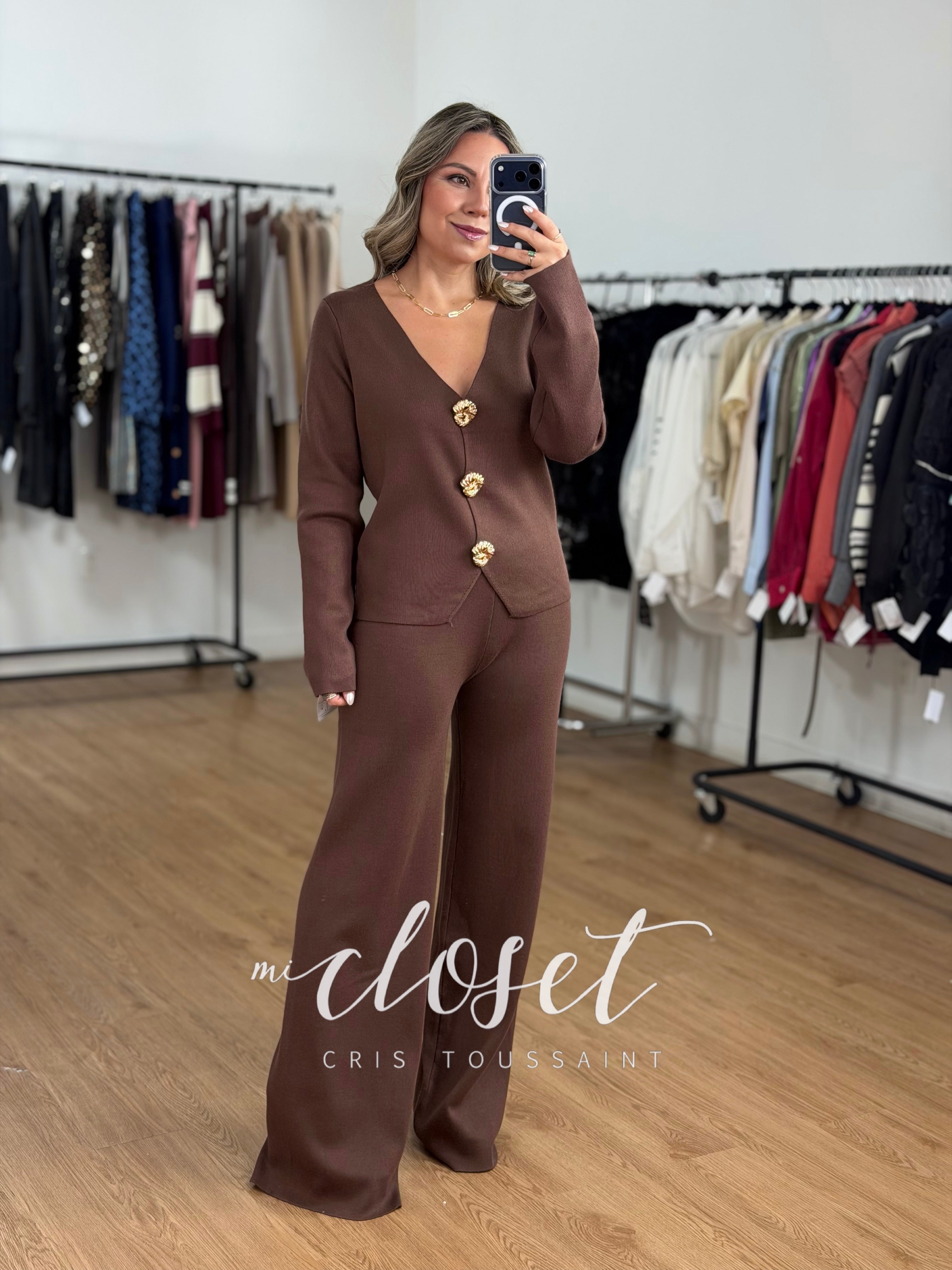 CONJUNTO DE PANTS CON SWEATER CON BOTÓN DORADO