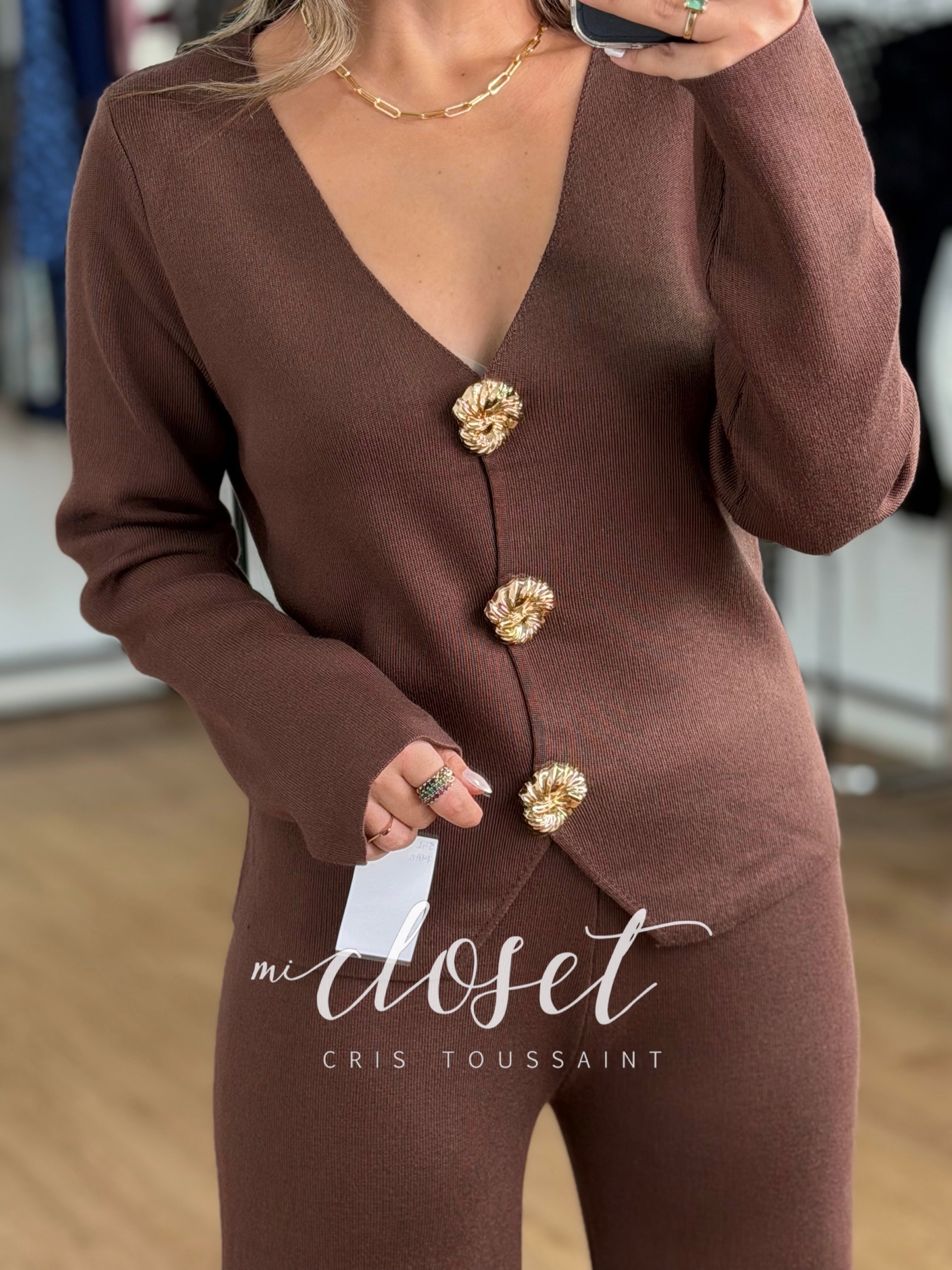CONJUNTO DE PANTS CON SWEATER CON BOTÓN DORADO