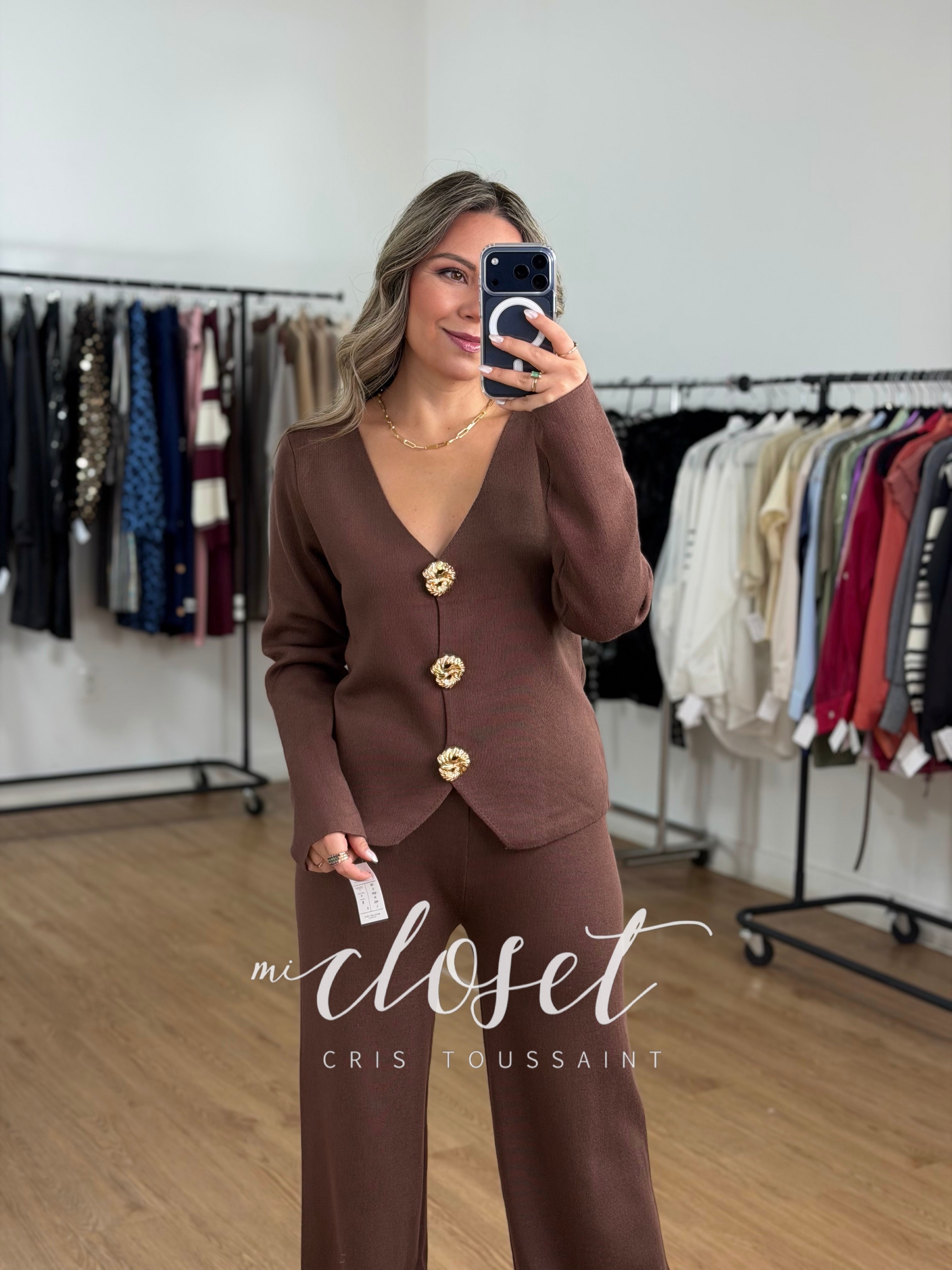 CONJUNTO DE PANTS CON SWEATER CON BOTÓN DORADO