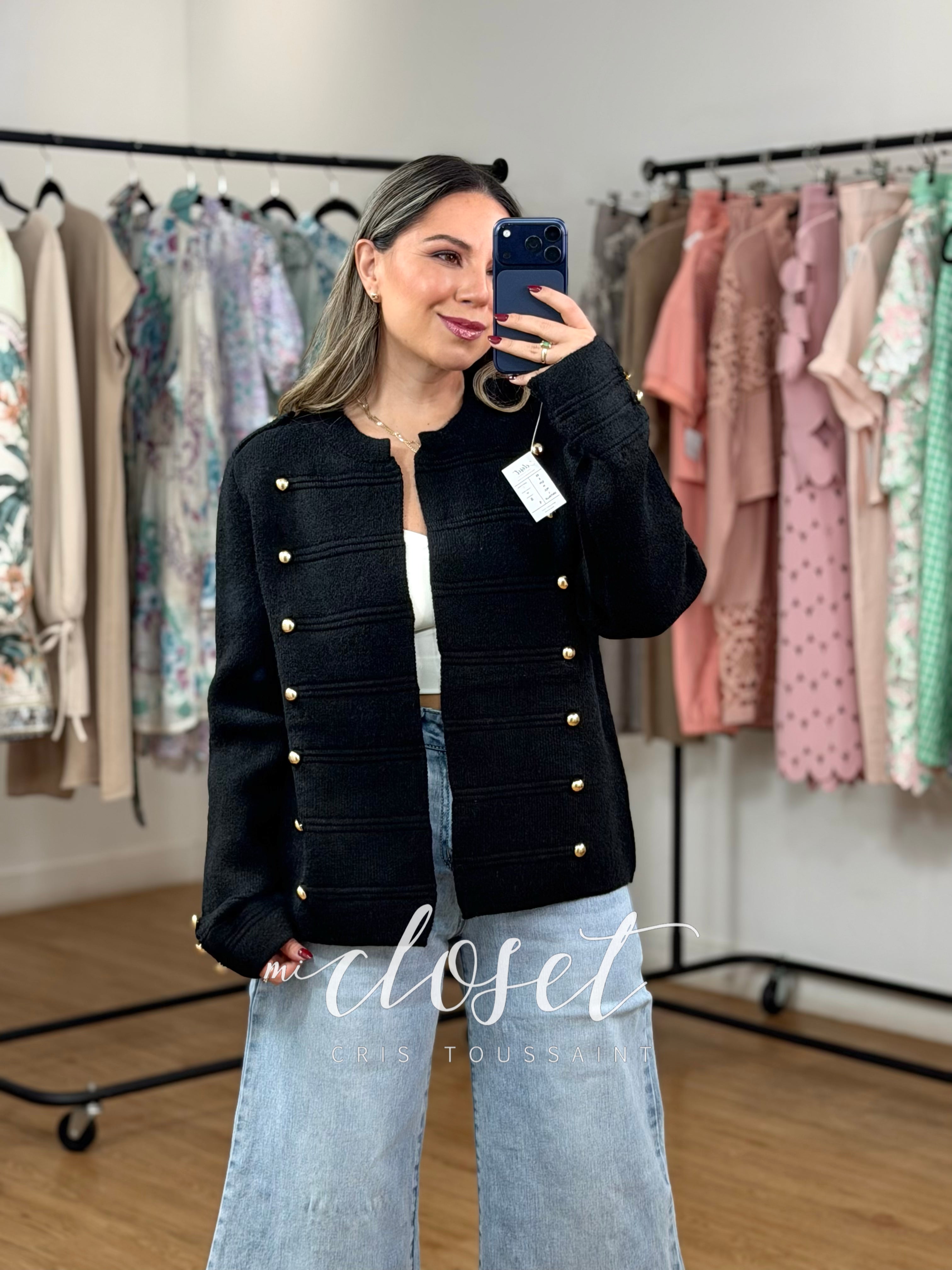 SWEATER SEMI GRUESO TIPO MILITAR, CON DETALLE EN HOMBROS; CON BROCHES