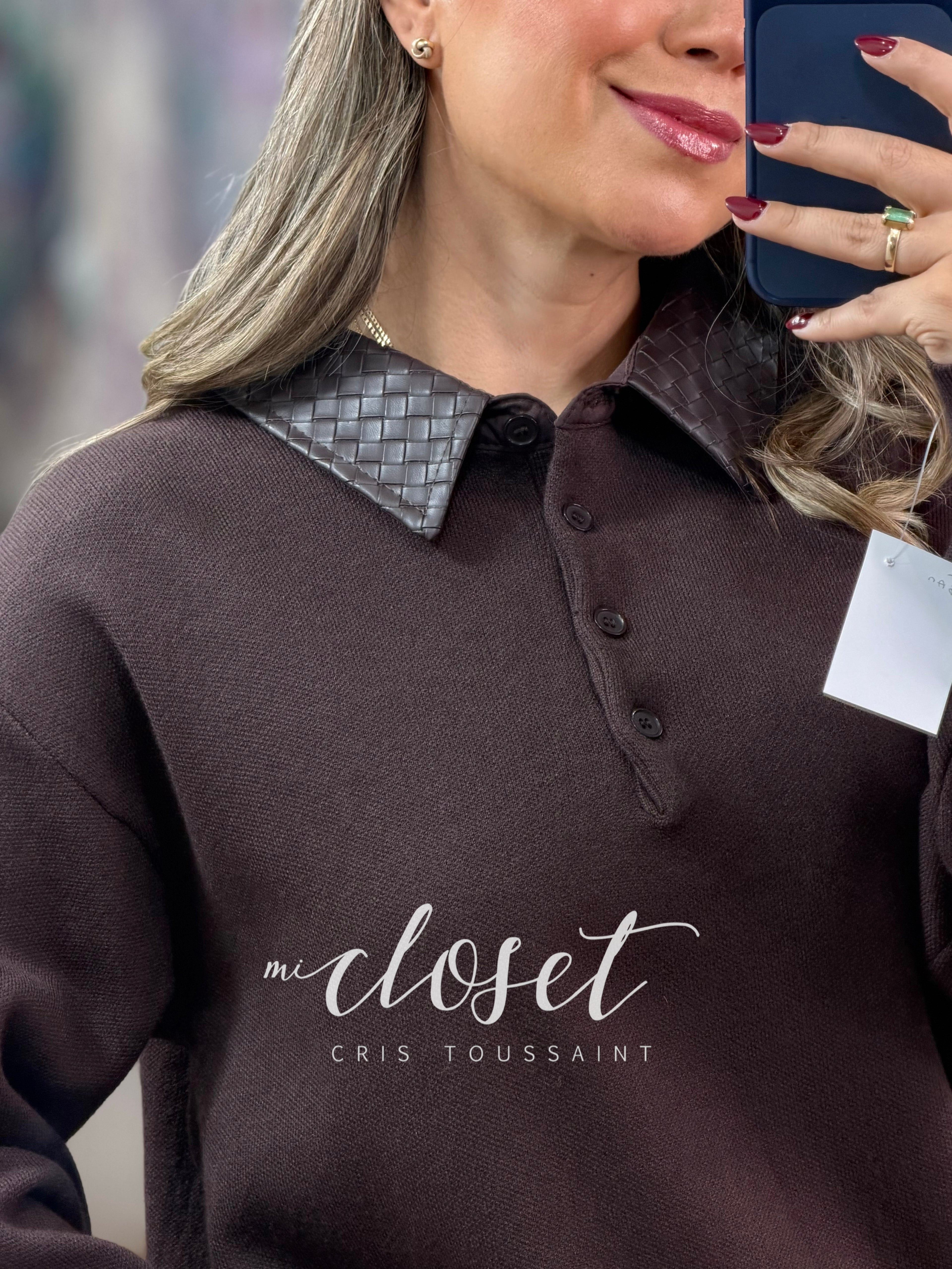 SWEATER SUAVE CON CUELLO TRENZADO TIPO PIEL