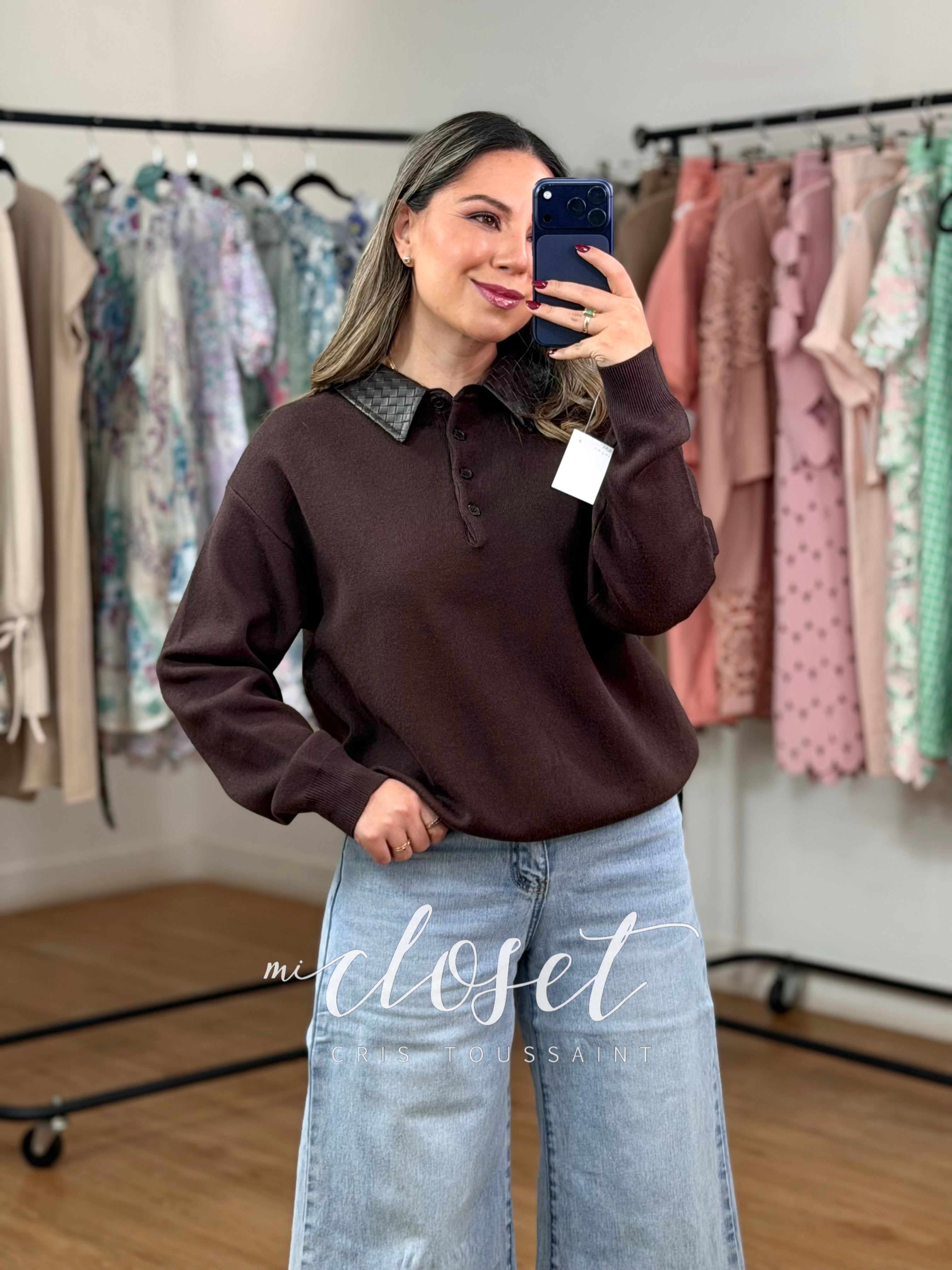 SWEATER SUAVE CON CUELLO TRENZADO TIPO PIEL