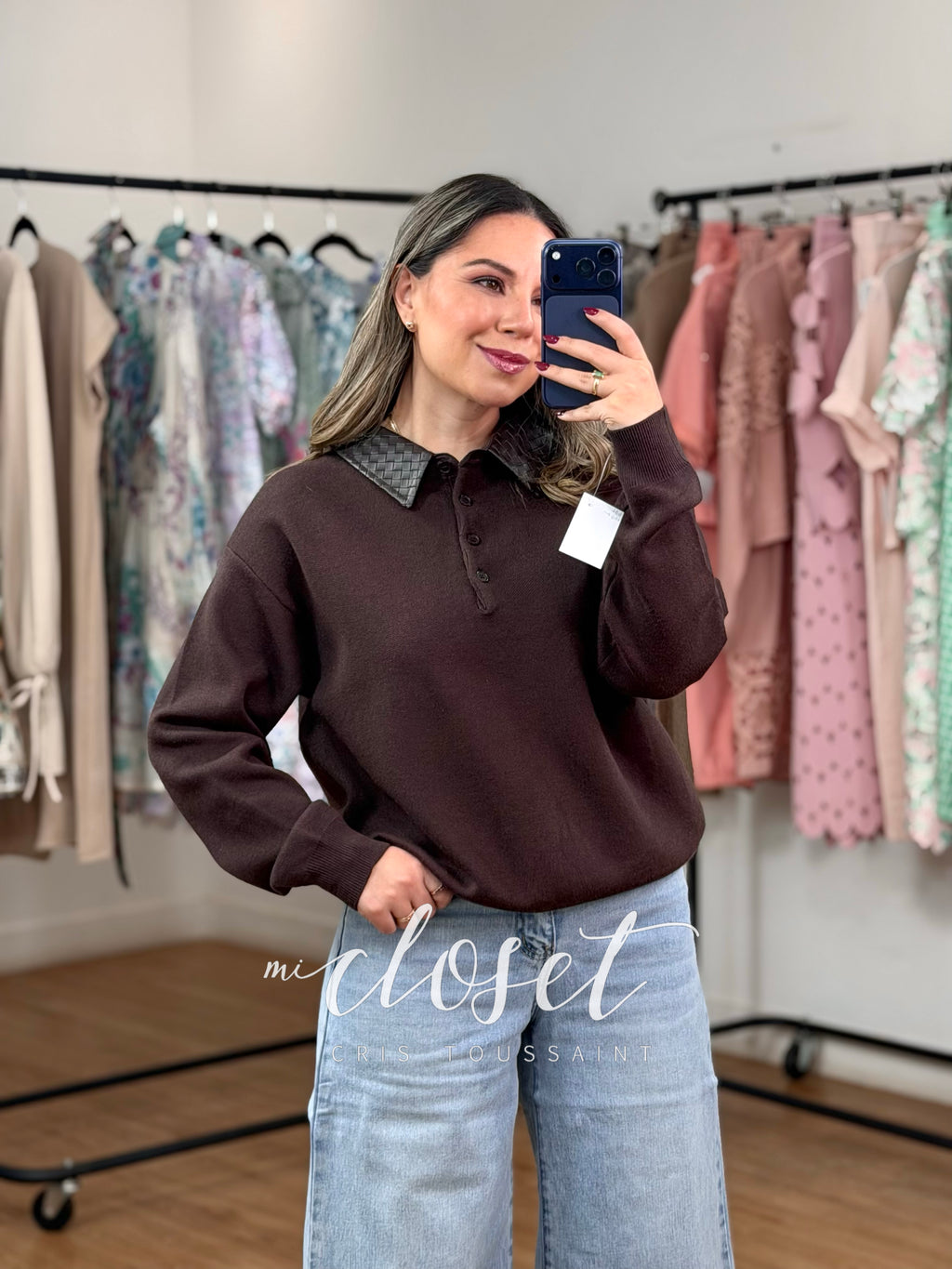 SWEATER SUAVE CON CUELLO TRENZADO TIPO PIEL