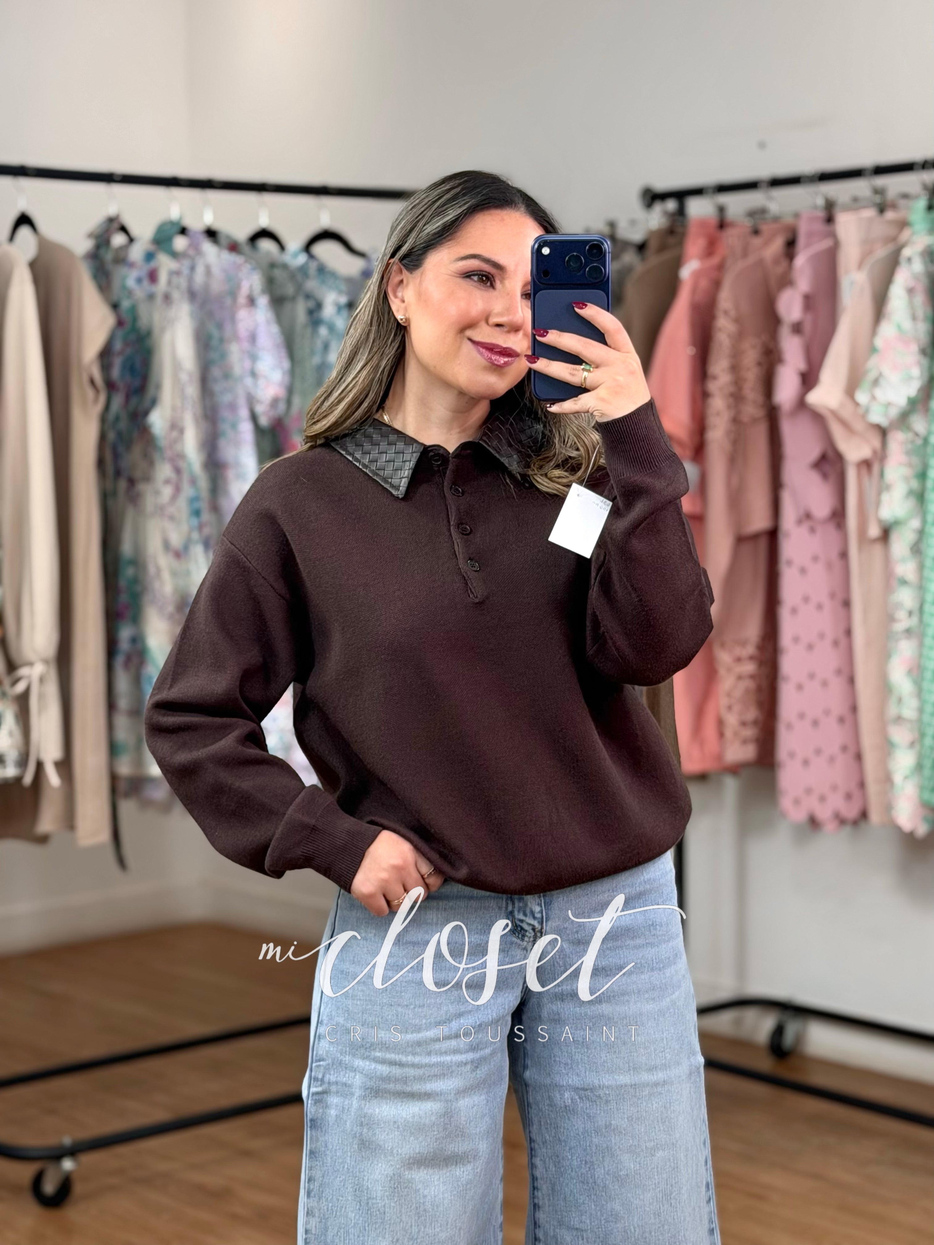 SWEATER SUAVE CON CUELLO TRENZADO TIPO PIEL