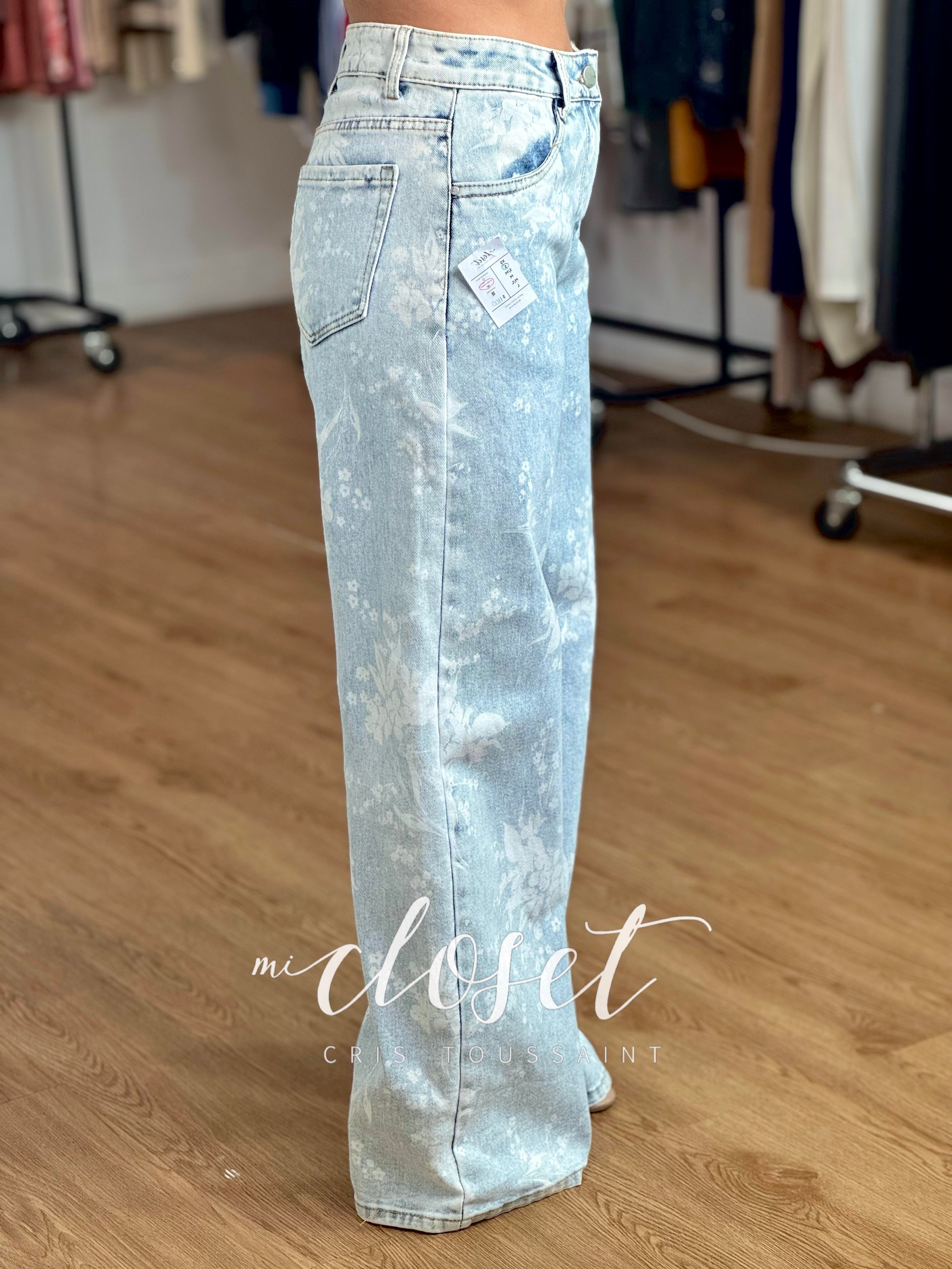 JEANS STETCH CON ESTAMPADO DE FLORES