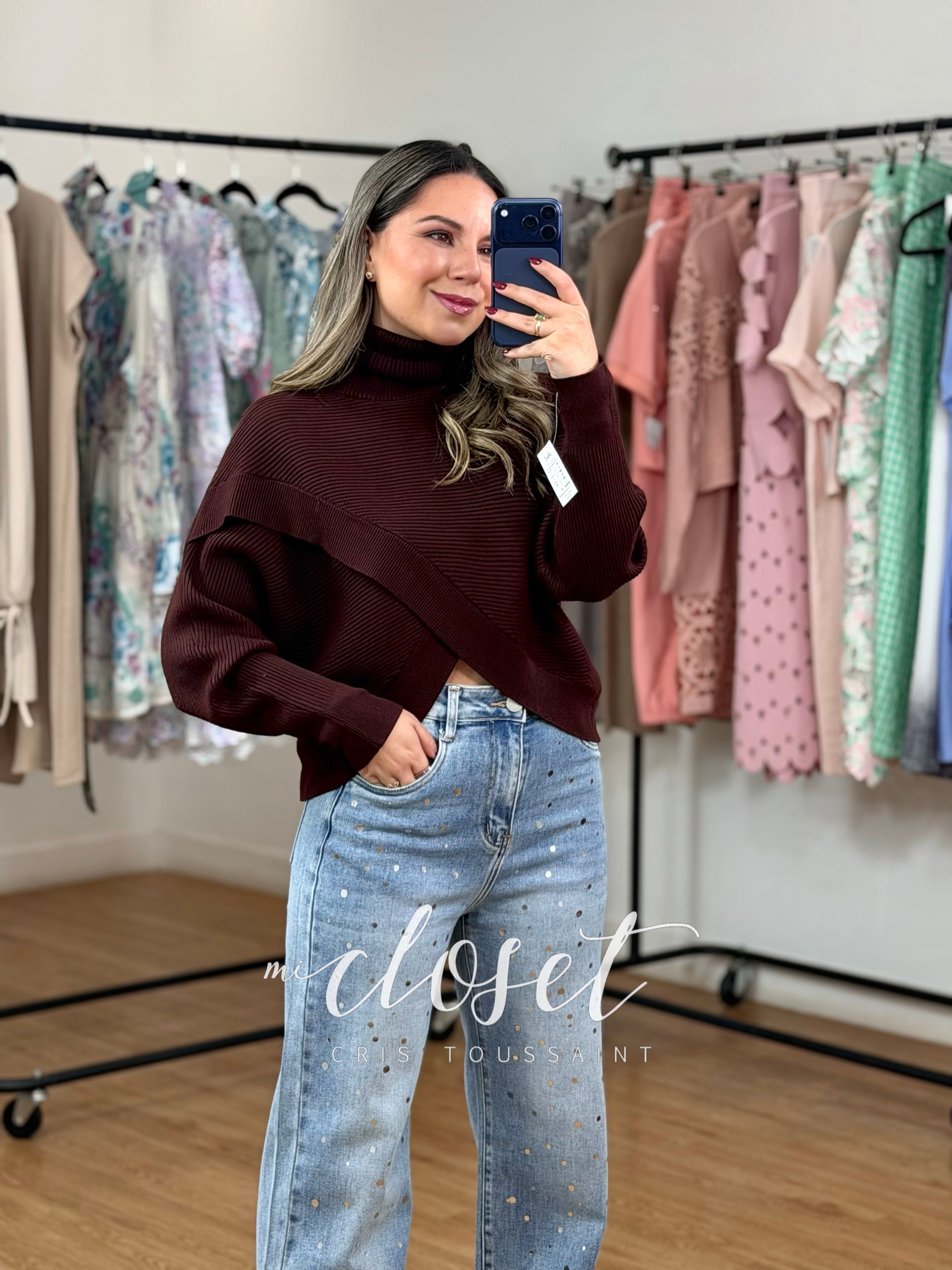 SWEATER CORTO DE CUELLO ALTO CON TEXTURA DE LÍNEAS Y ABERTURA EN PARTE DE EN FRENTE