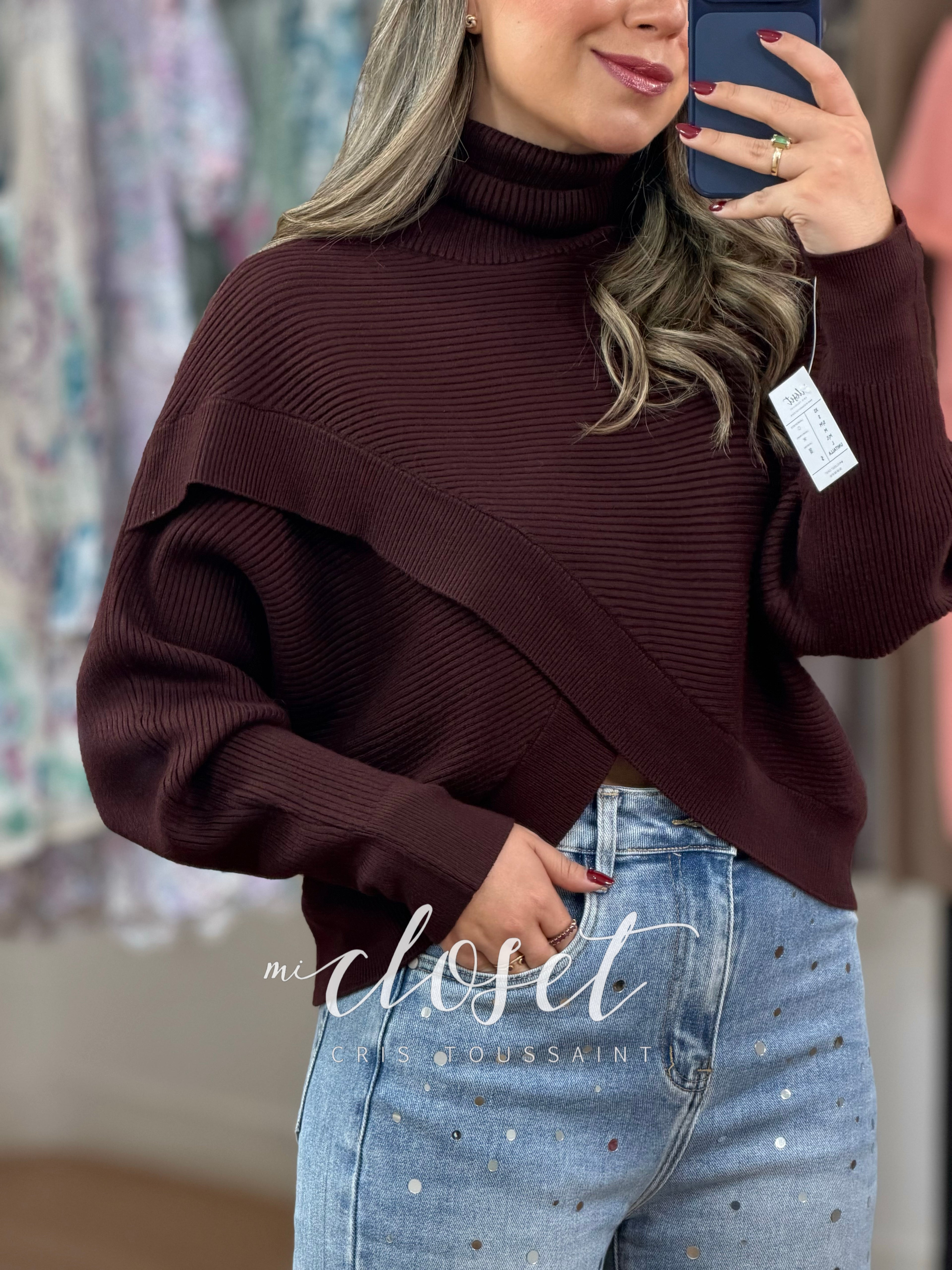 SWEATER CORTO DE CUELLO ALTO CON TEXTURA DE LÍNEAS Y ABERTURA EN PARTE DE EN FRENTE