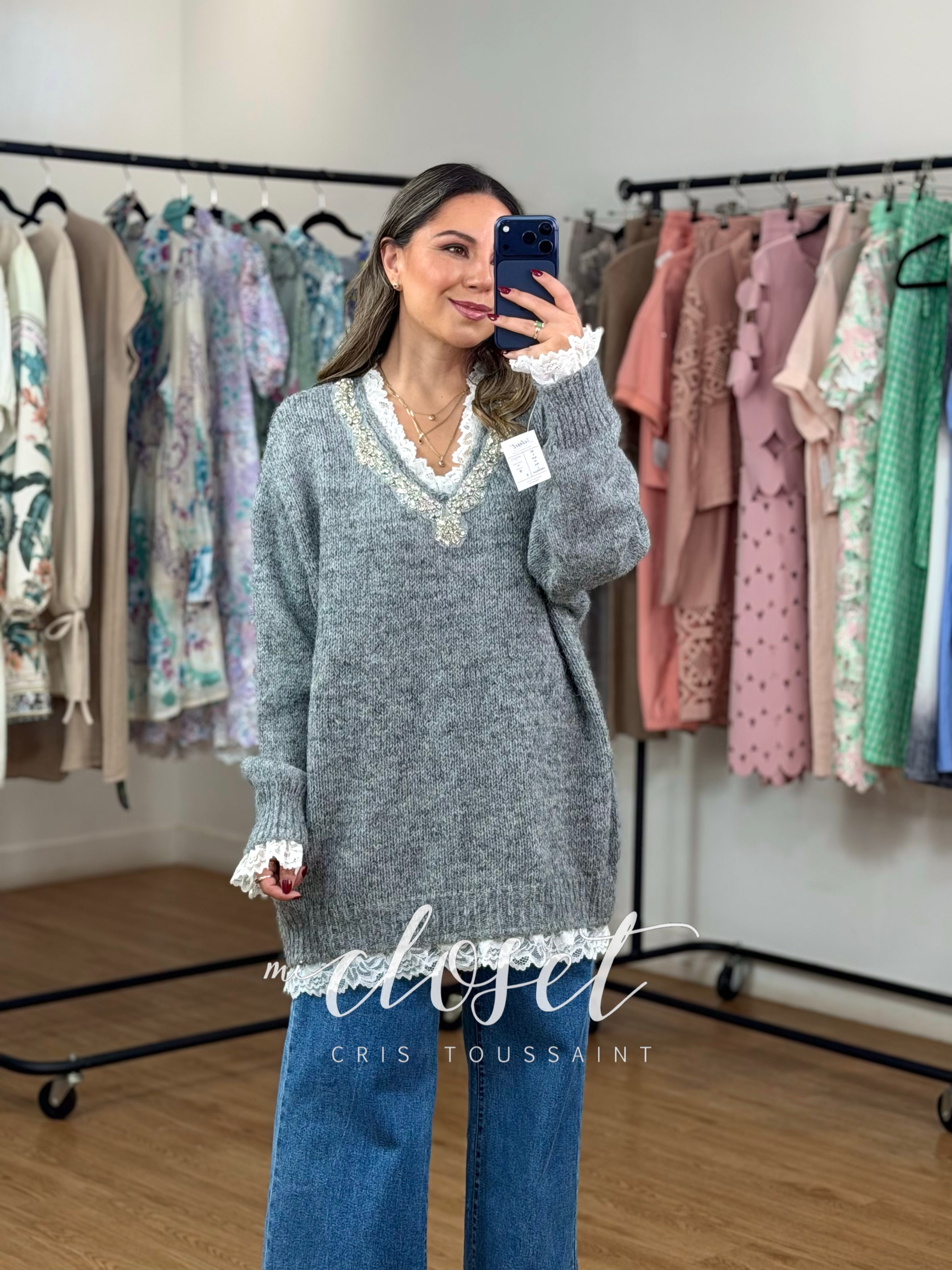 SWEATER SÚPER CALIENTITO CON ENCAJE EN CUELLO, PUÑOS Y PARTE BAJA; DETALLE DE CHAQUIRA Y PIEDRAS EN CUELLO