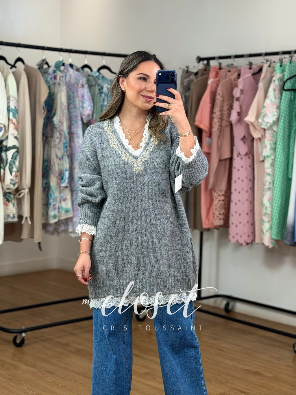 SWEATER SÚPER CALIENTITO CON ENCAJE EN CUELLO, PUÑOS Y PARTE BAJA; DETALLE DE CHAQUIRA Y PIEDRAS EN CUELLO