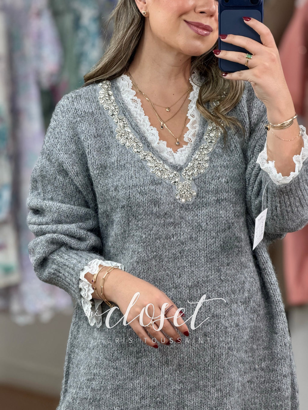 SWEATER SÚPER CALIENTITO CON ENCAJE EN CUELLO, PUÑOS Y PARTE BAJA; DETALLE DE CHAQUIRA Y PIEDRAS EN CUELLO