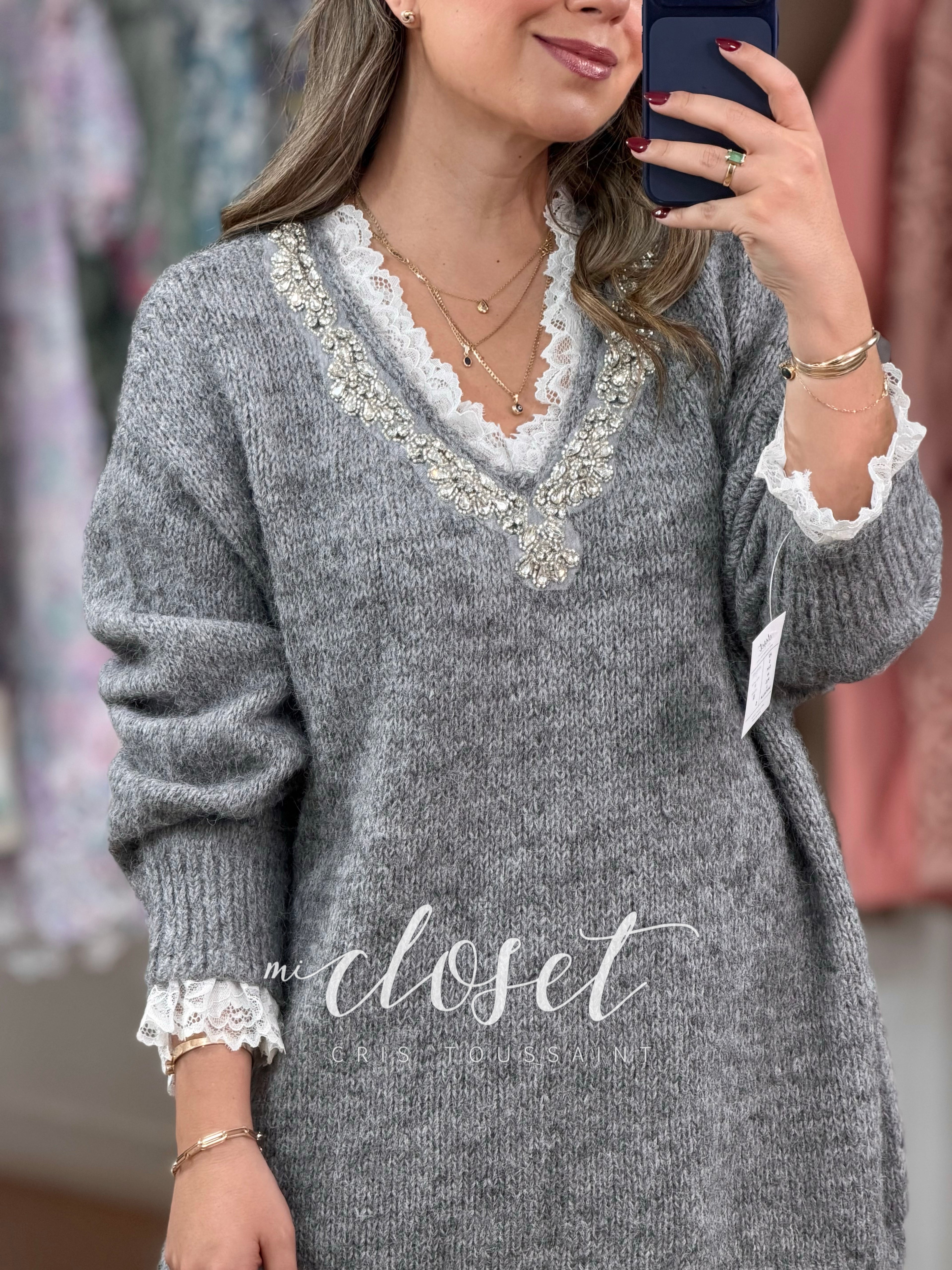 SWEATER SÚPER CALIENTITO CON ENCAJE EN CUELLO, PUÑOS Y PARTE BAJA; DETALLE DE CHAQUIRA Y PIEDRAS EN CUELLO