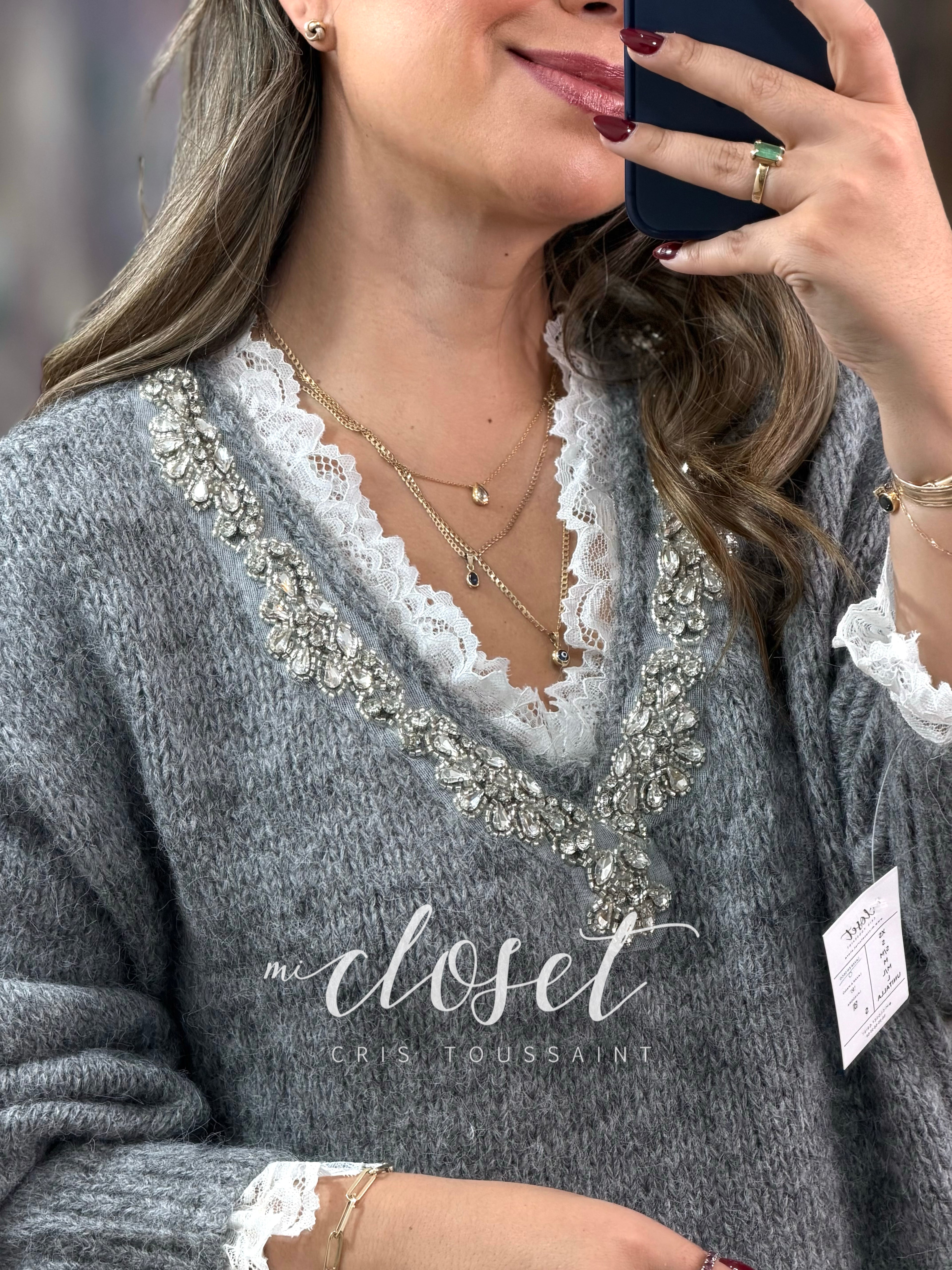 SWEATER SÚPER CALIENTITO CON ENCAJE EN CUELLO, PUÑOS Y PARTE BAJA; DETALLE DE CHAQUIRA Y PIEDRAS EN CUELLO
