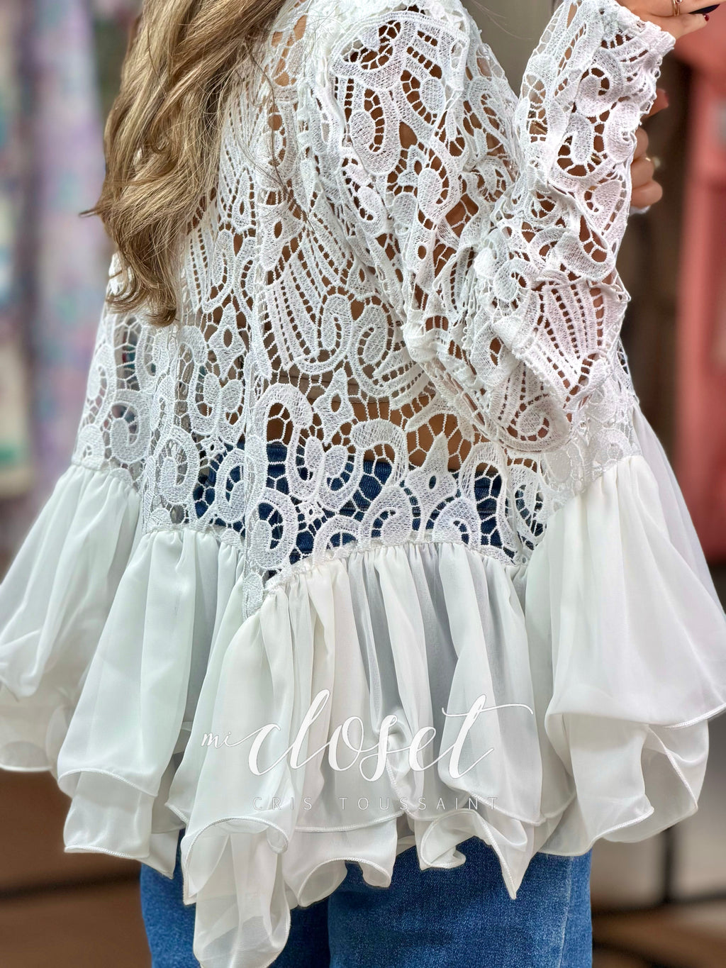 BLUSA AMPLIA CALADA CORTE PEPLUM, DOBLE TEXTURA; CON OLANES EN CINTURA Y HOMBRERAS