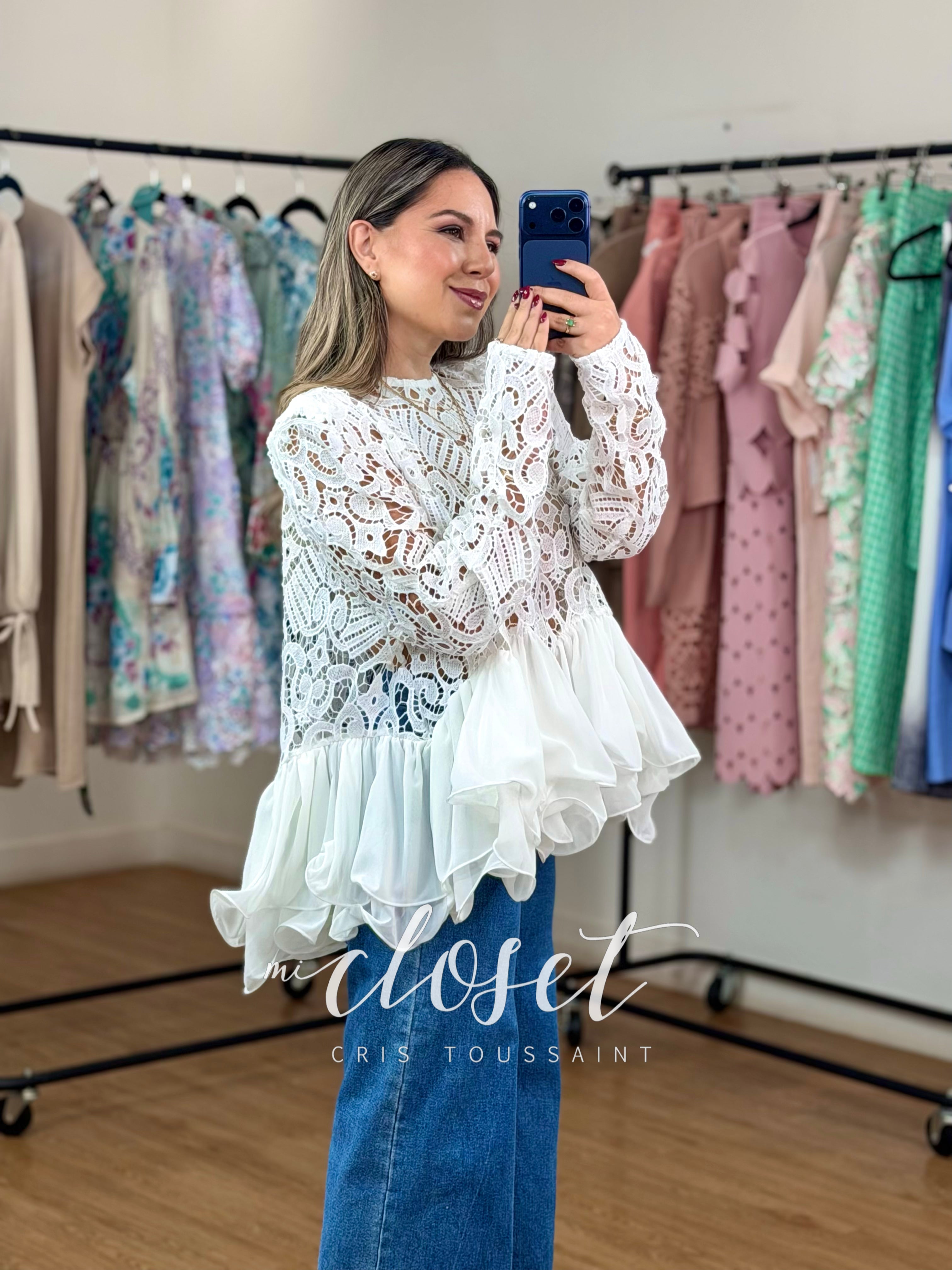 BLUSA AMPLIA CALADA CORTE PEPLUM, DOBLE TEXTURA; CON OLANES EN CINTURA Y HOMBRERAS