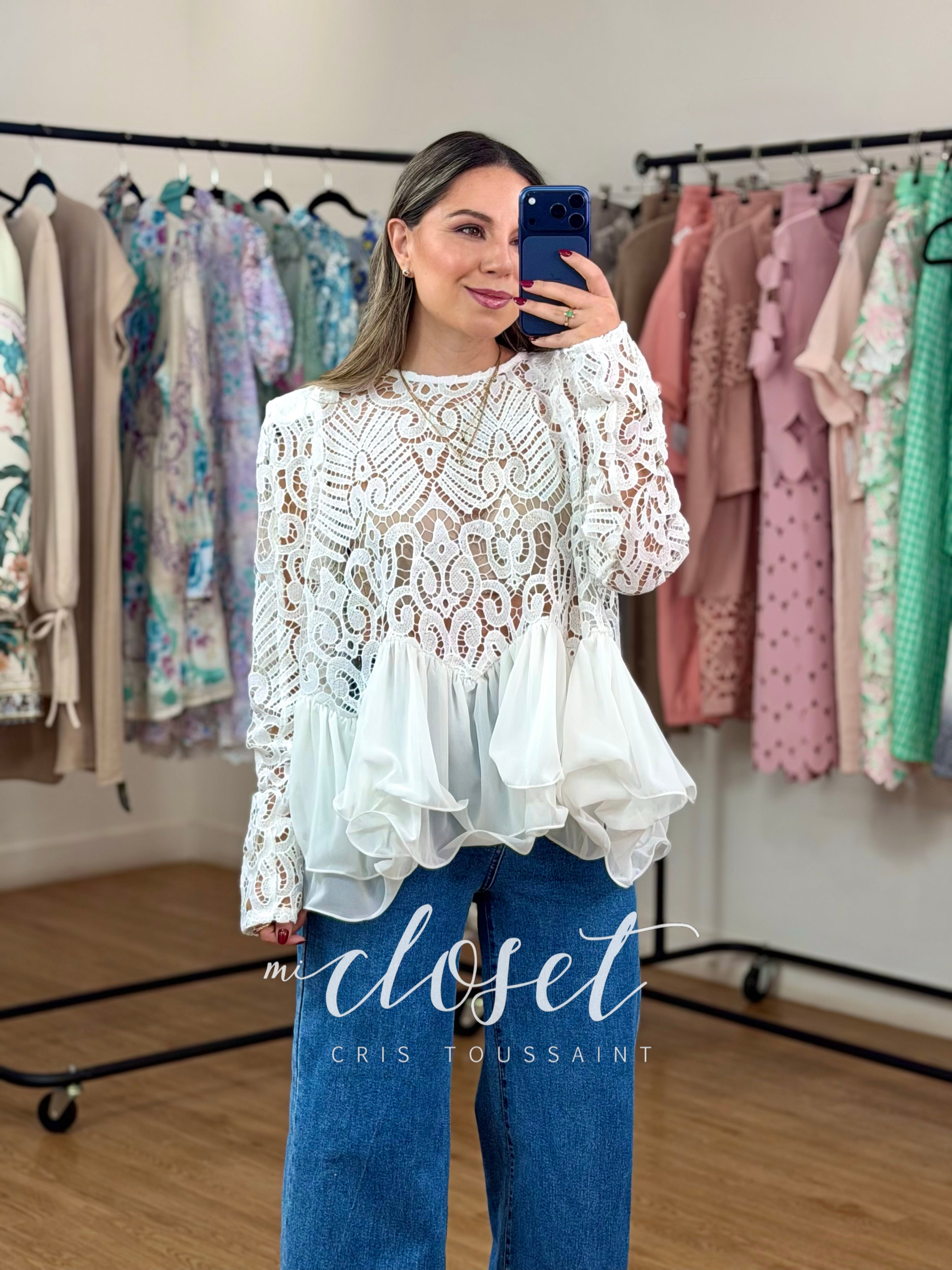 BLUSA AMPLIA CALADA CORTE PEPLUM, DOBLE TEXTURA; CON OLANES EN CINTURA Y HOMBRERAS