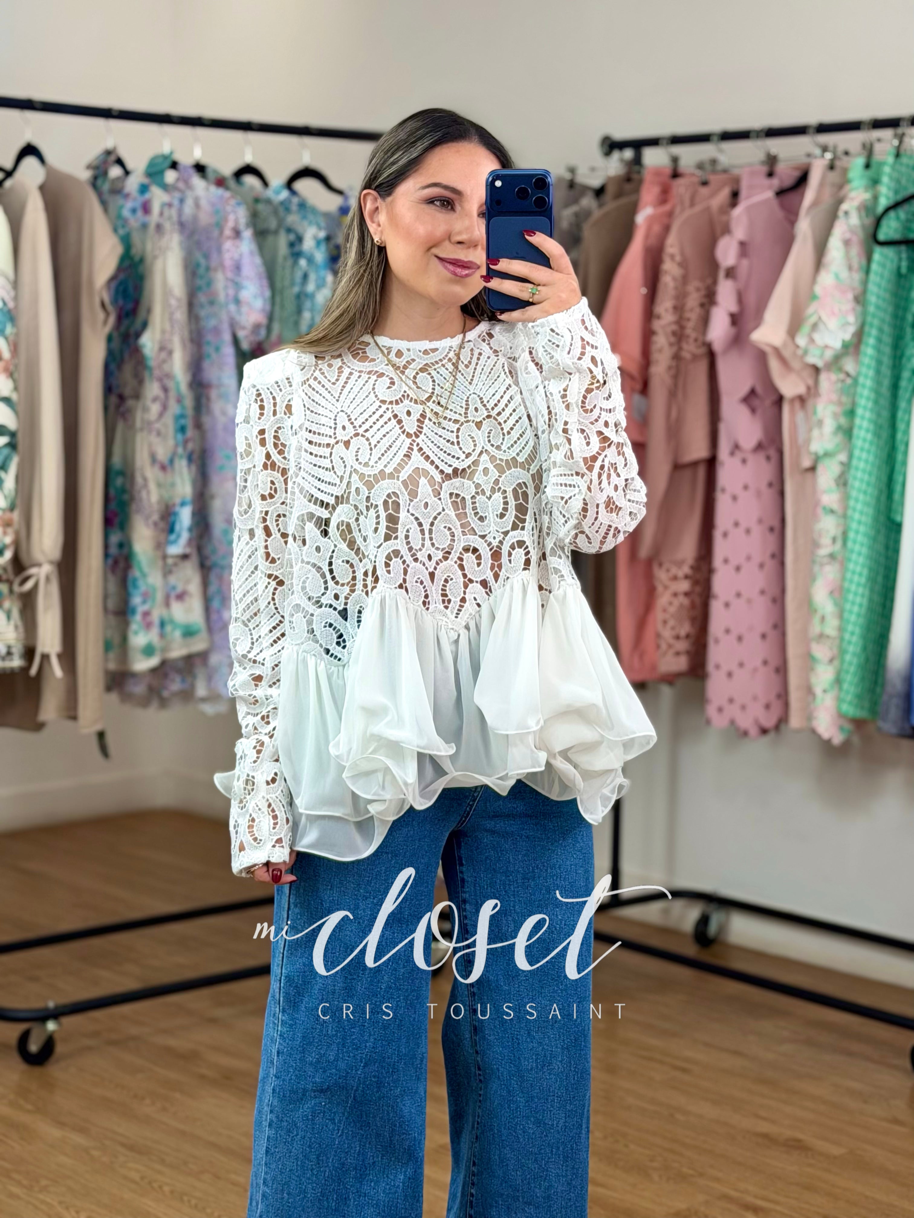BLUSA AMPLIA CALADA CORTE PEPLUM, DOBLE TEXTURA; CON OLANES EN CINTURA Y HOMBRERAS