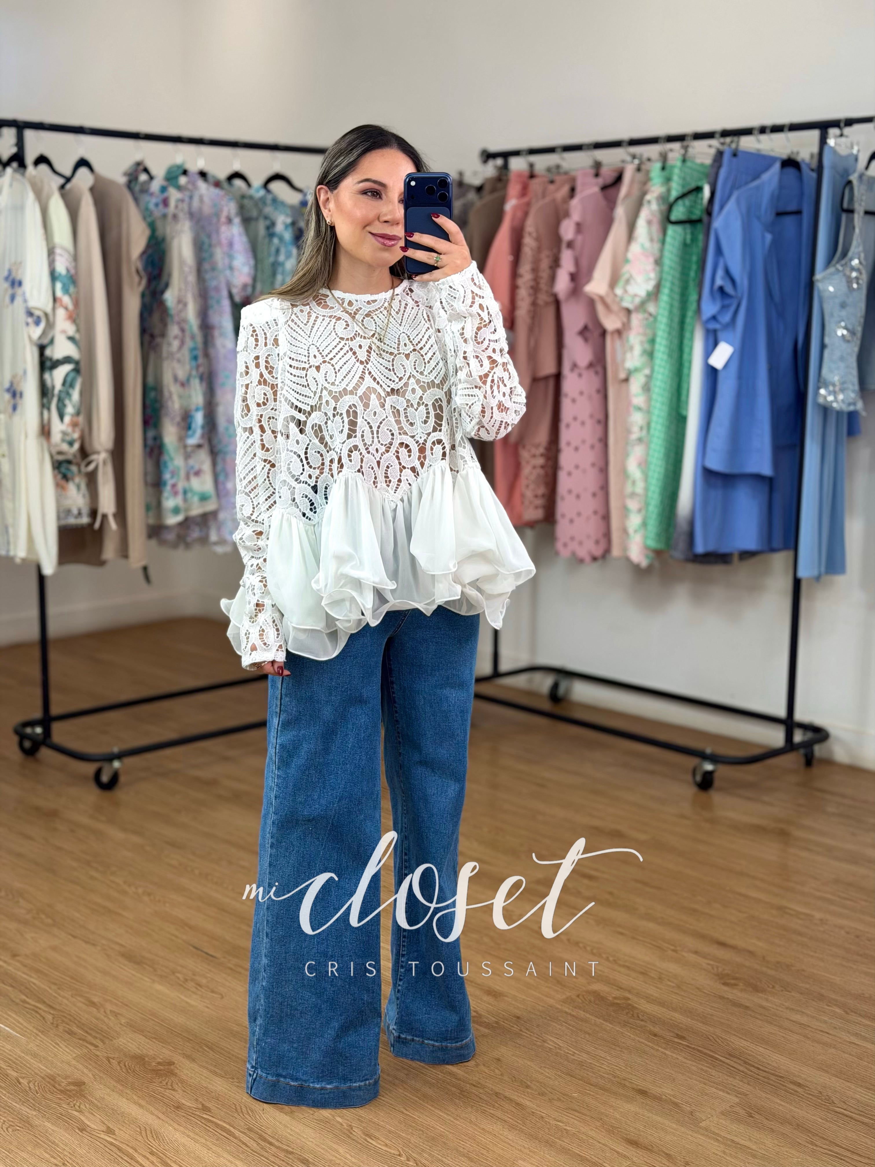 BLUSA AMPLIA CALADA CORTE PEPLUM, DOBLE TEXTURA; CON OLANES EN CINTURA Y HOMBRERAS
