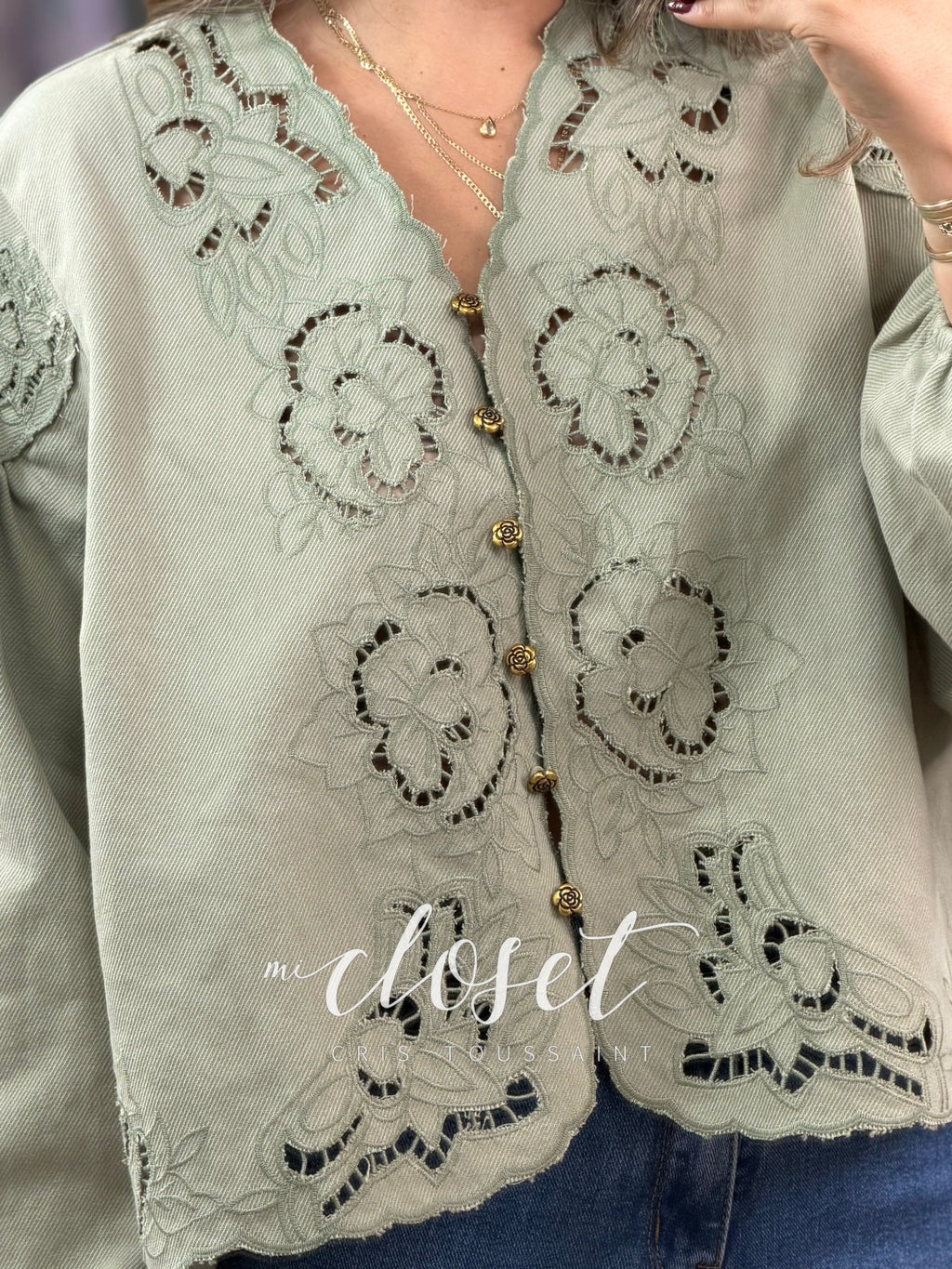 CAMISA DE MEZCLILLA SÚPER AMPLIA, CALADA, CON RESORTE EN MUÑECAS; MANGA GLOBO Y DETALLE EN BOTONES