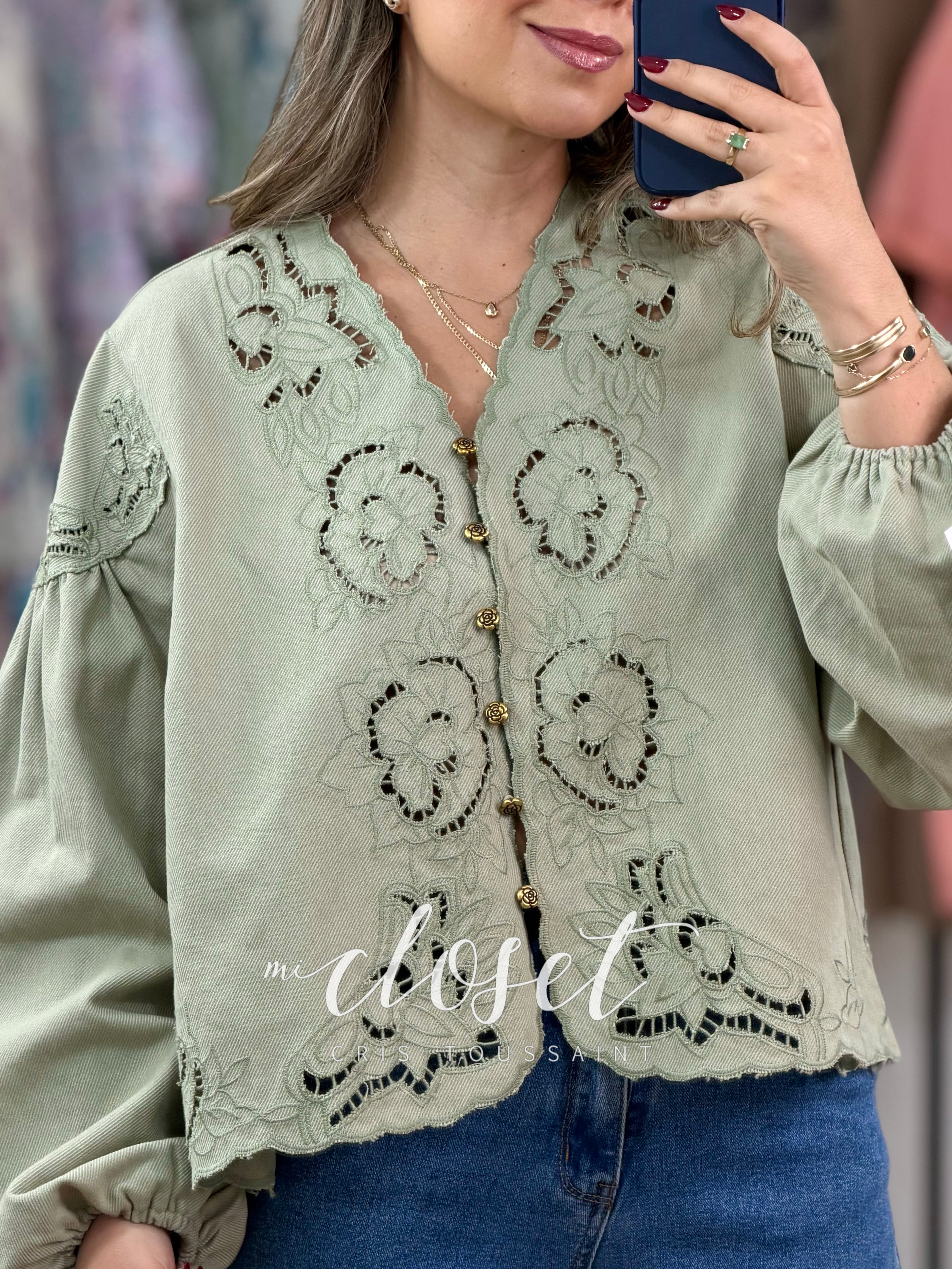 CAMISA DE MEZCLILLA SÚPER AMPLIA, CALADA, CON RESORTE EN MUÑECAS; MANGA GLOBO Y DETALLE EN BOTONES