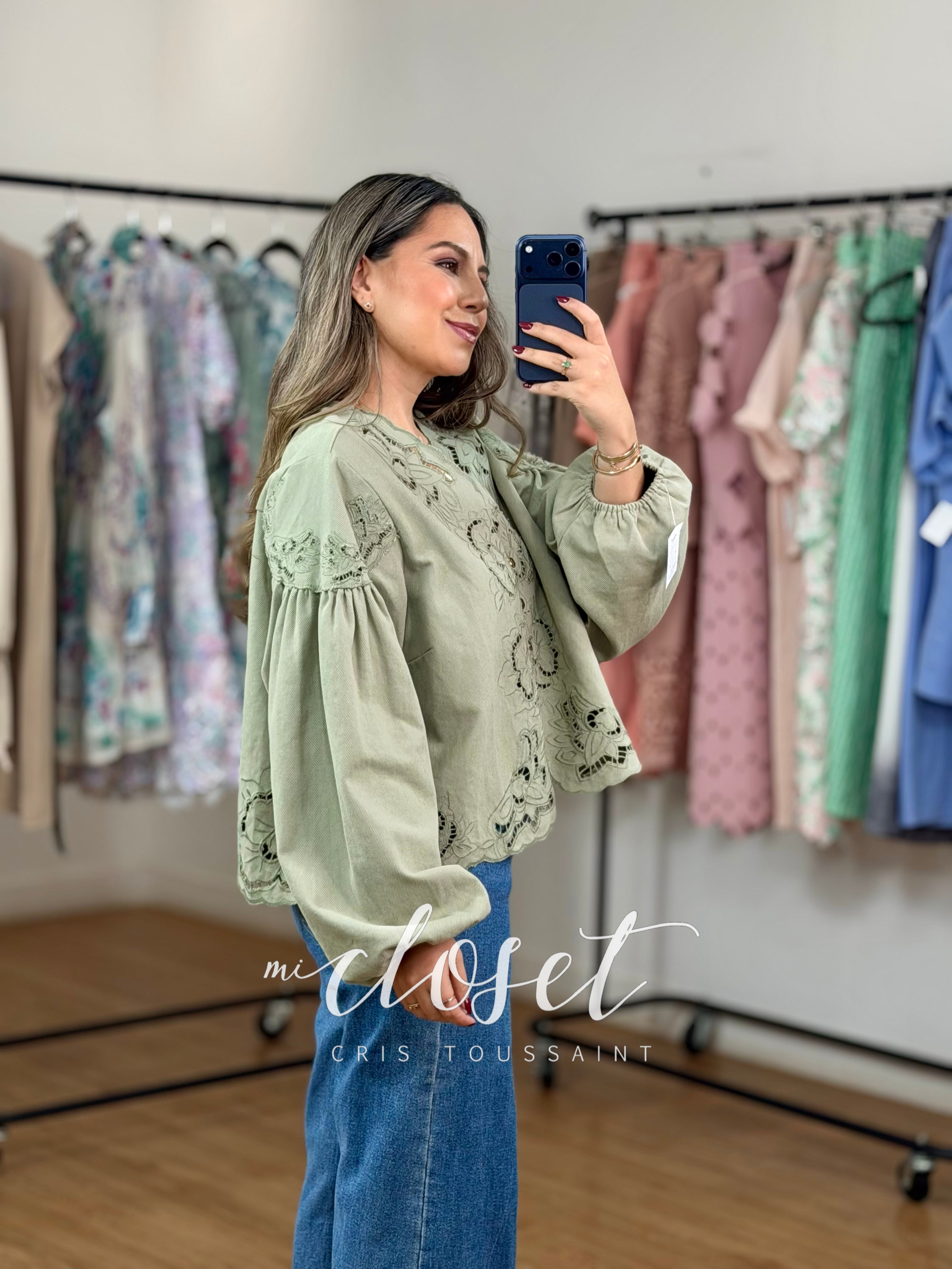CAMISA DE MEZCLILLA SÚPER AMPLIA, CALADA, CON RESORTE EN MUÑECAS; MANGA GLOBO Y DETALLE EN BOTONES