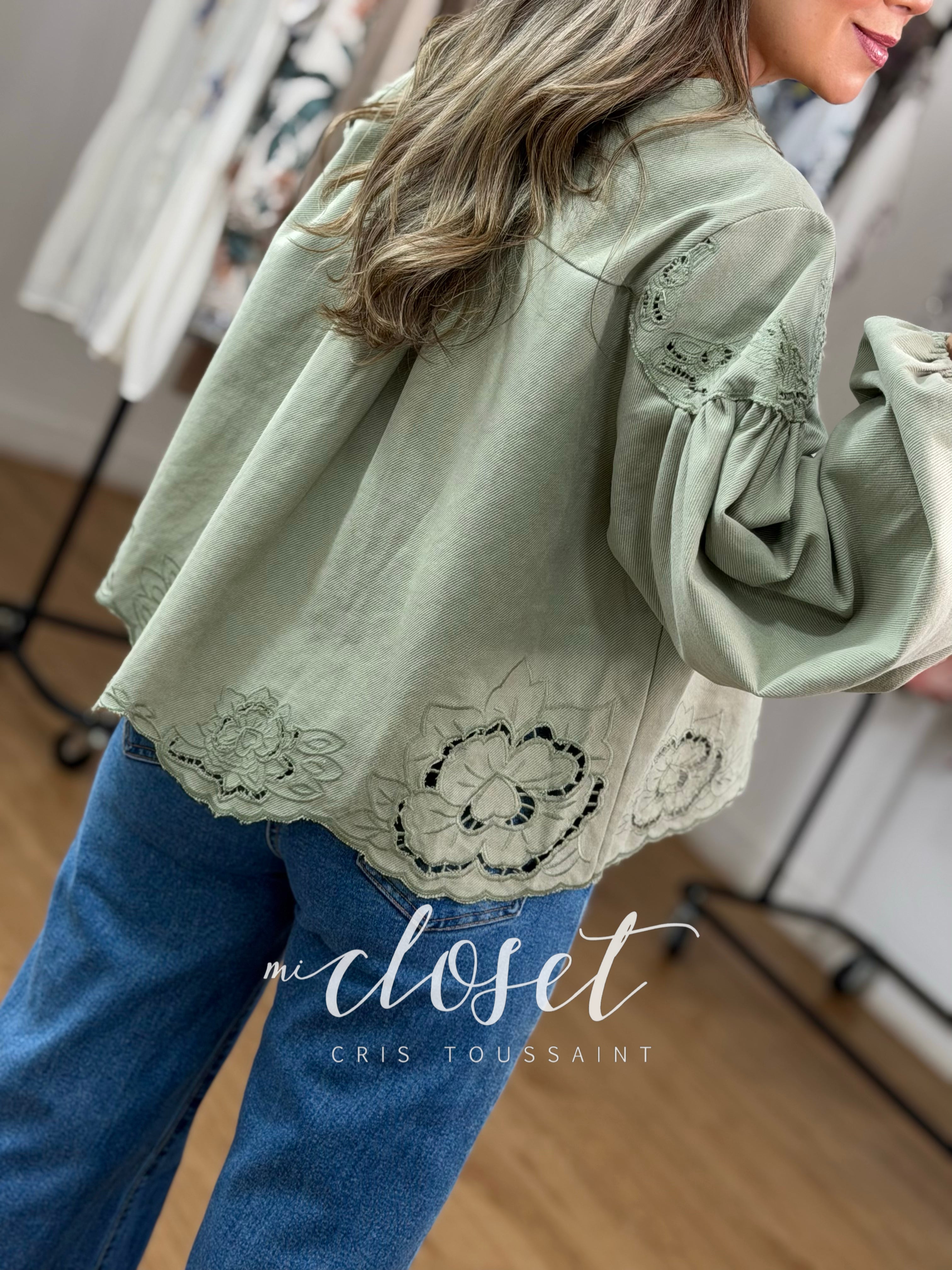 CAMISA DE MEZCLILLA SÚPER AMPLIA, CALADA, CON RESORTE EN MUÑECAS; MANGA GLOBO Y DETALLE EN BOTONES