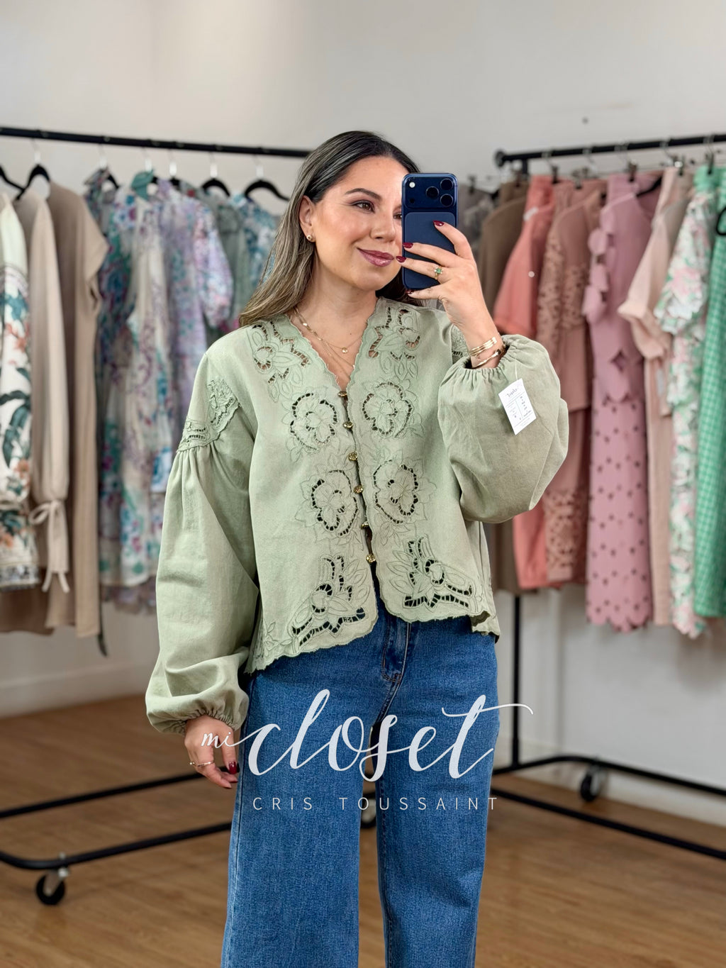 CAMISA DE MEZCLILLA SÚPER AMPLIA, CALADA, CON RESORTE EN MUÑECAS; MANGA GLOBO Y DETALLE EN BOTONES