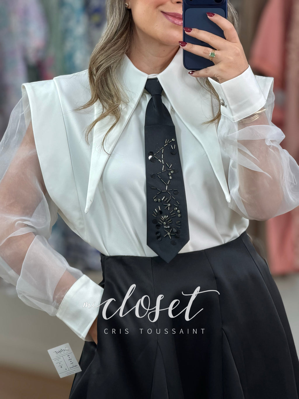 CONJUNTO DE CAMISA CON DETALLE EN HOMBRO, TRANSPARENCIA EN MANGAS Y FALDA VOLUMINOSA CON TUL; CORBATÍN AJUSTABLE Y DESMONTABLE