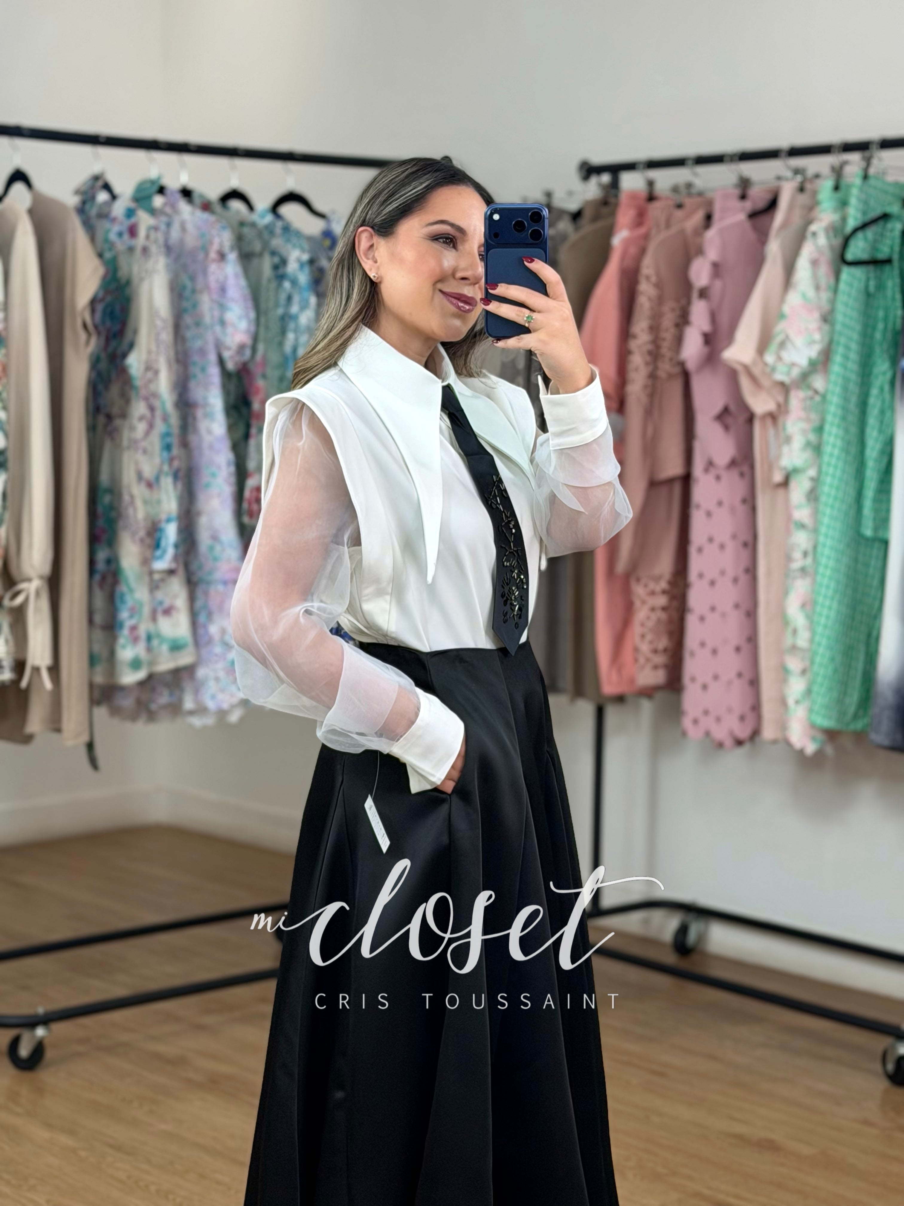 CONJUNTO DE CAMISA CON DETALLE EN HOMBRO, TRANSPARENCIA EN MANGAS Y FALDA VOLUMINOSA CON TUL; CORBATÍN AJUSTABLE Y DESMONTABLE