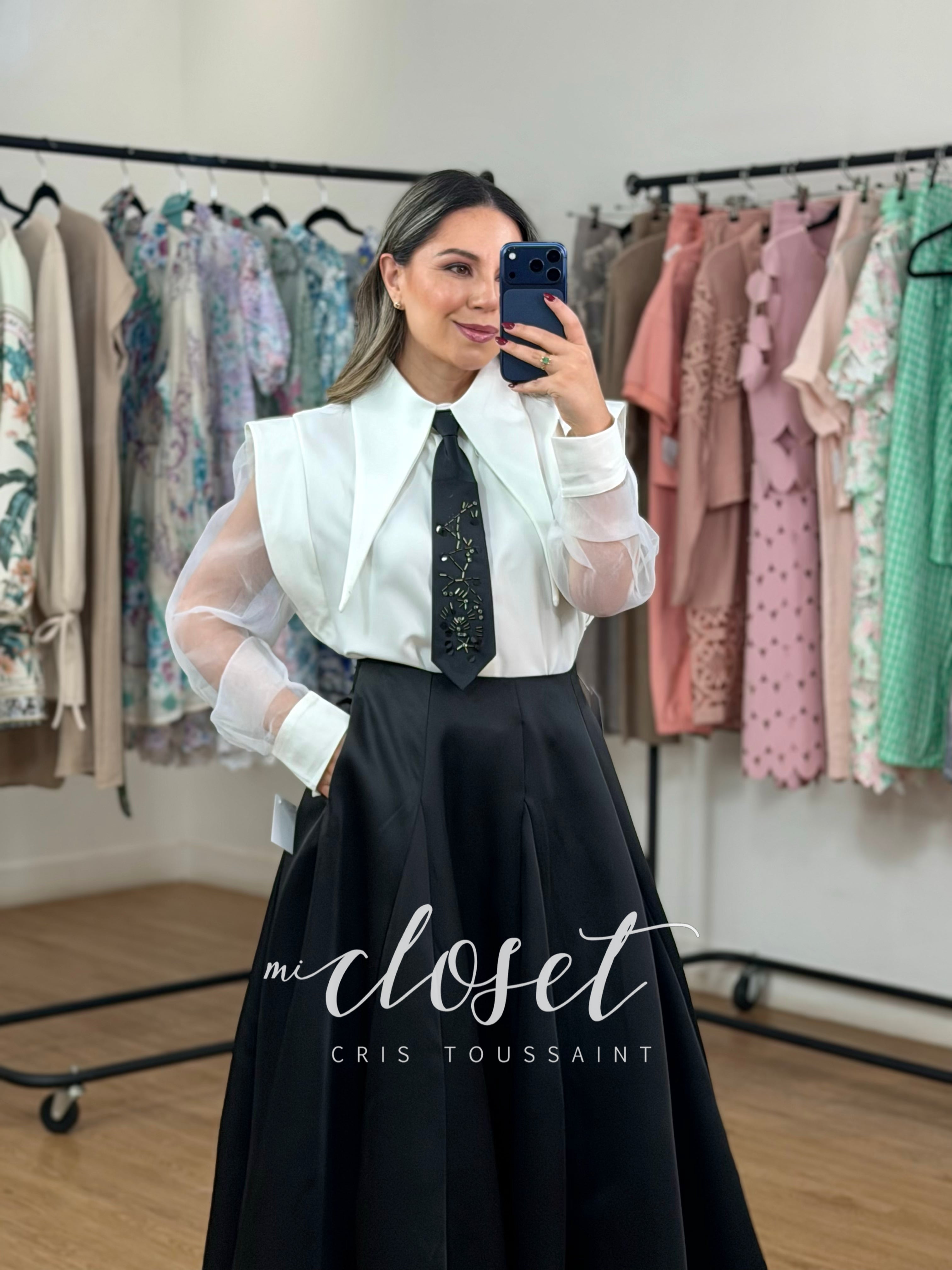 CONJUNTO DE CAMISA CON DETALLE EN HOMBRO, TRANSPARENCIA EN MANGAS Y FALDA VOLUMINOSA CON TUL; CORBATÍN AJUSTABLE Y DESMONTABLE