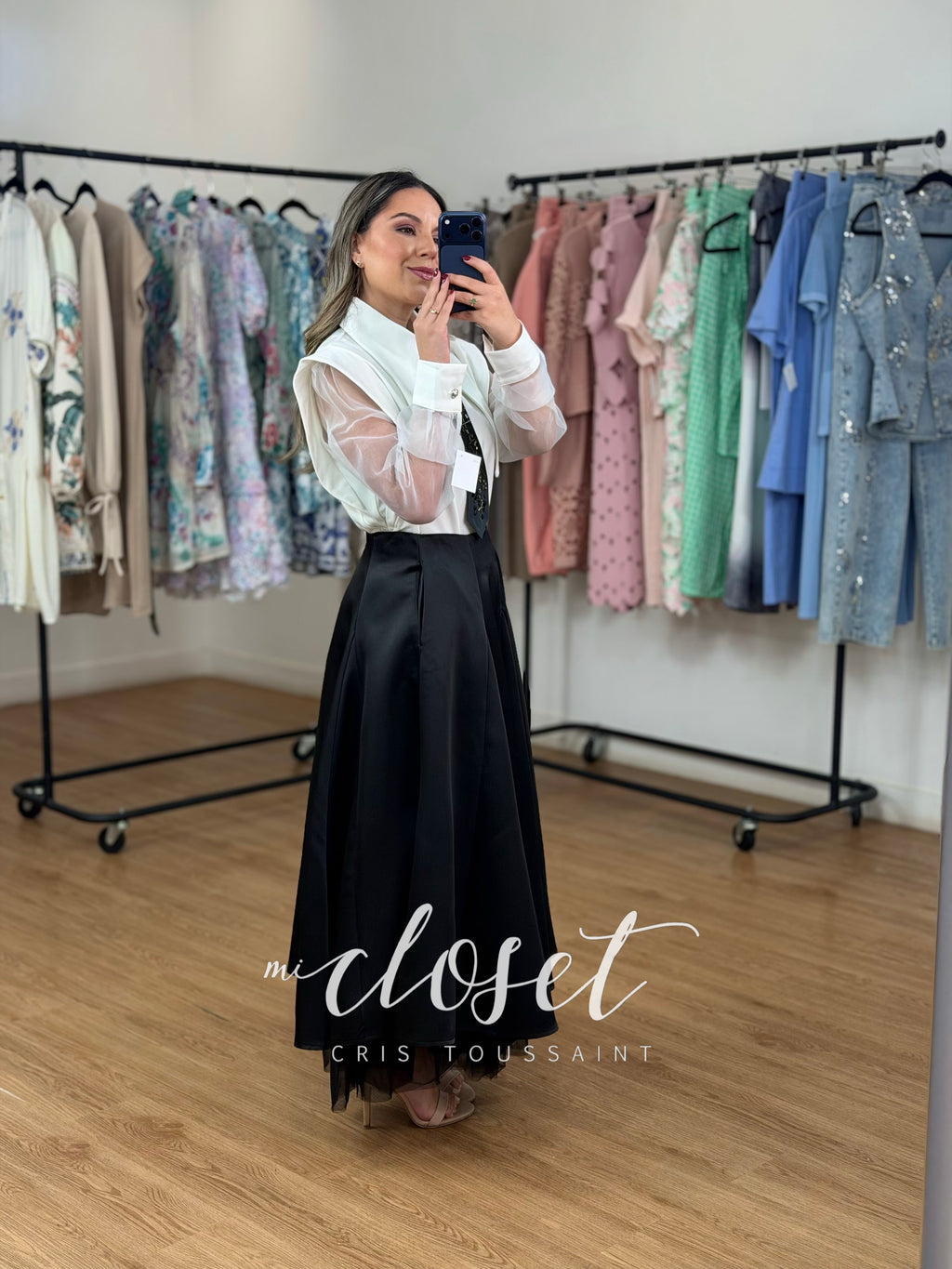 CONJUNTO DE CAMISA CON DETALLE EN HOMBRO, TRANSPARENCIA EN MANGAS Y FALDA VOLUMINOSA CON TUL; CORBATÍN AJUSTABLE Y DESMONTABLE