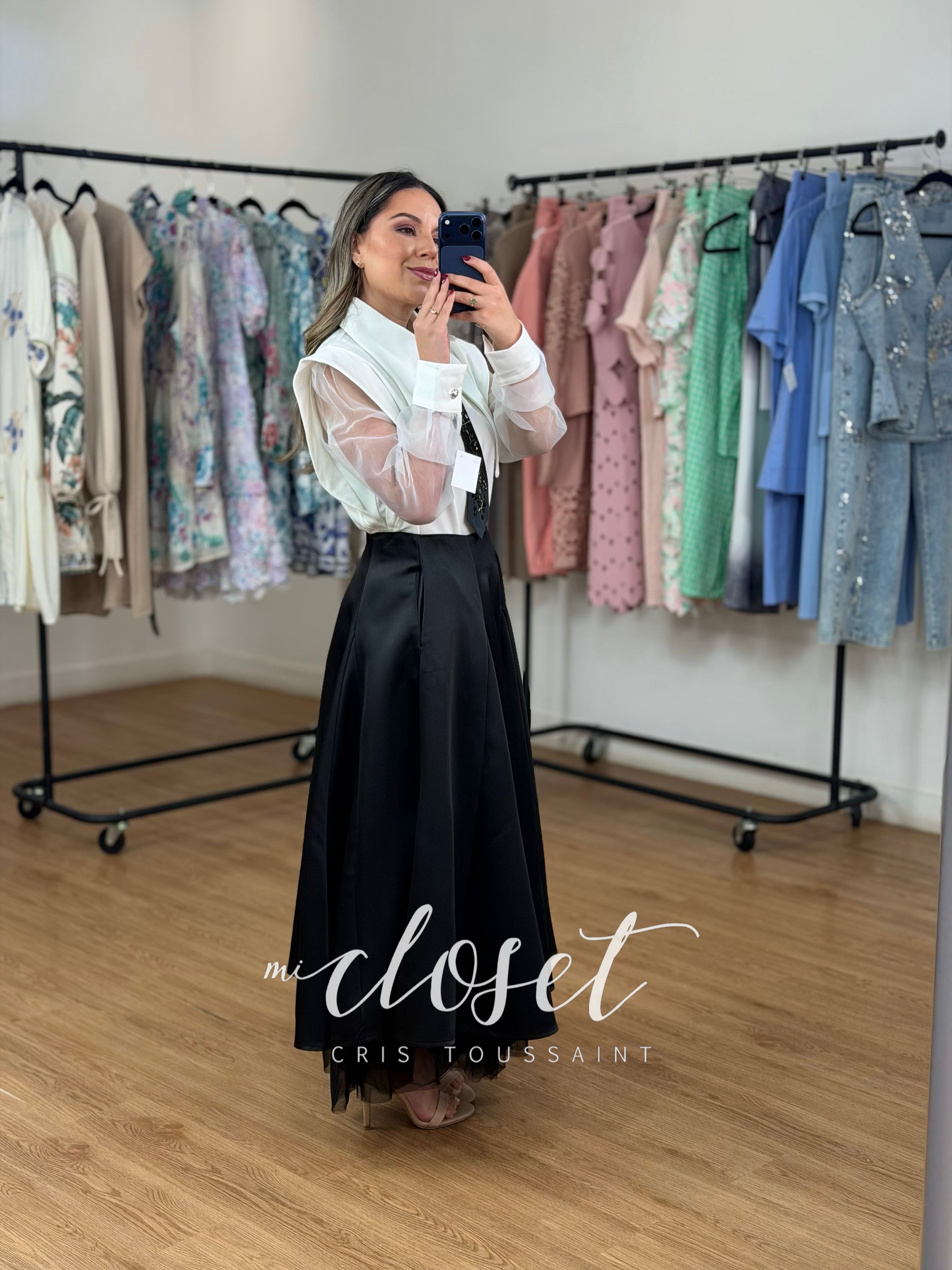 CONJUNTO DE CAMISA CON DETALLE EN HOMBRO, TRANSPARENCIA EN MANGAS Y FALDA VOLUMINOSA CON TUL; CORBATÍN AJUSTABLE Y DESMONTABLE