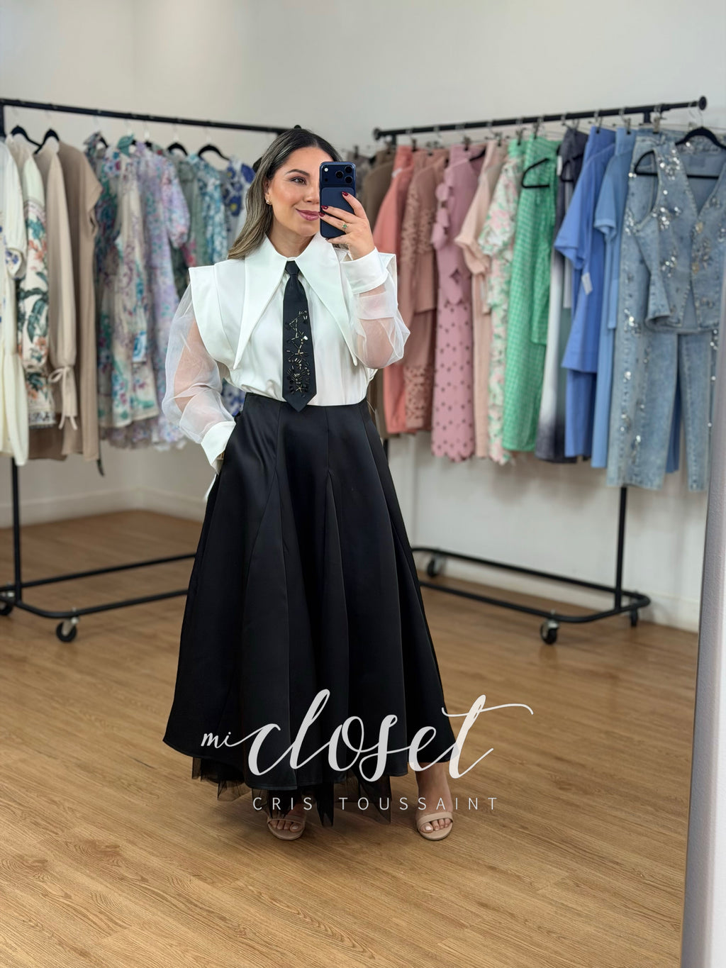 CONJUNTO DE CAMISA CON DETALLE EN HOMBRO, TRANSPARENCIA EN MANGAS Y FALDA VOLUMINOSA CON TUL; CORBATÍN AJUSTABLE Y DESMONTABLE