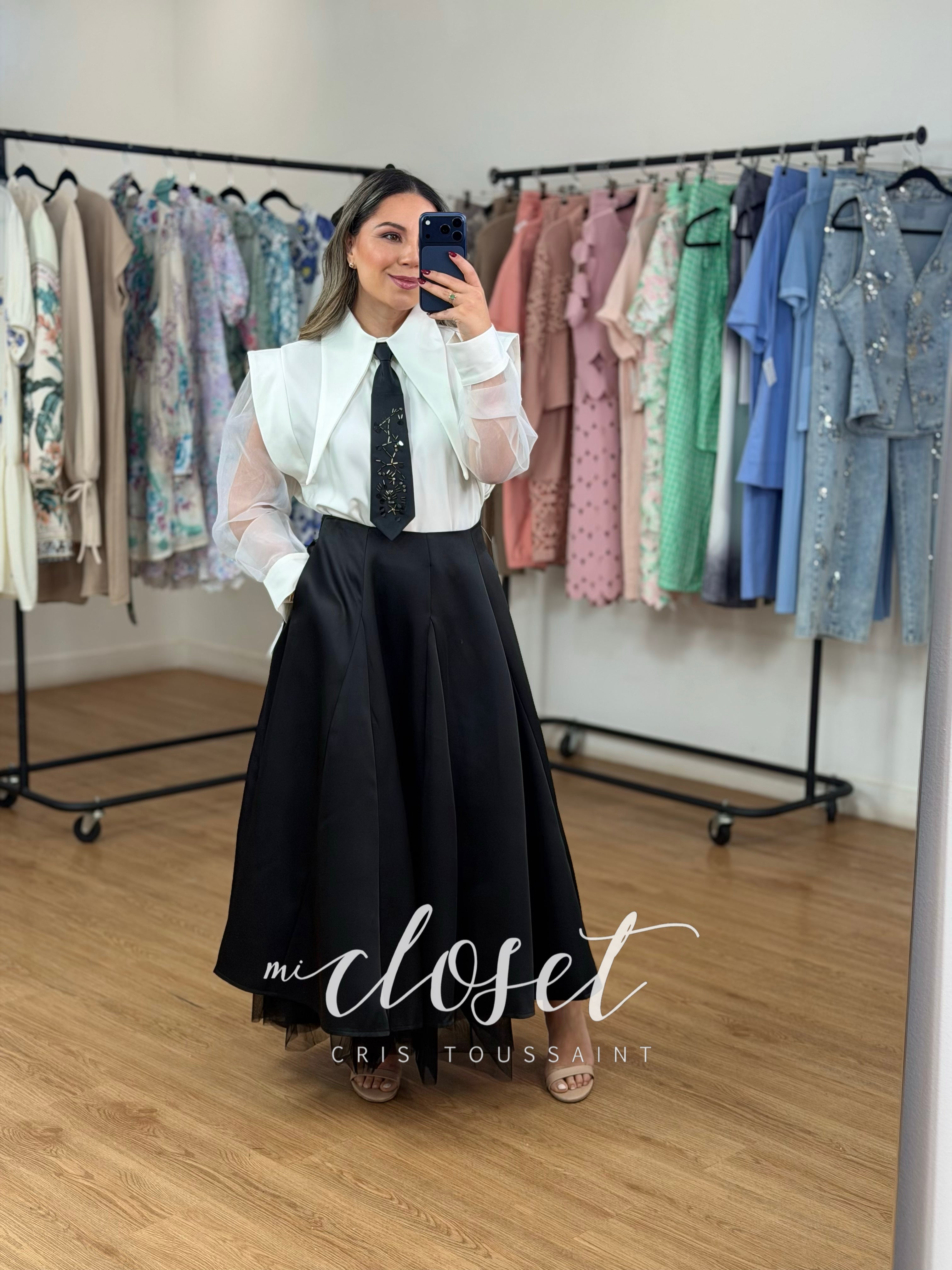 CONJUNTO DE CAMISA CON DETALLE EN HOMBRO, TRANSPARENCIA EN MANGAS Y FALDA VOLUMINOSA CON TUL; CORBATÍN AJUSTABLE Y DESMONTABLE
