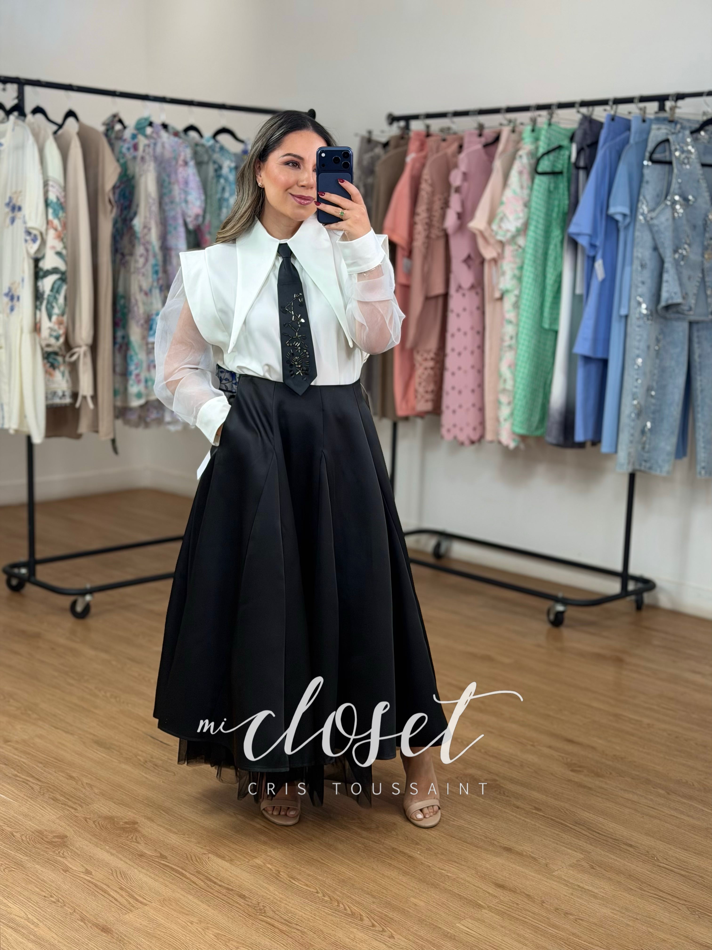 CONJUNTO DE CAMISA CON DETALLE EN HOMBRO, TRANSPARENCIA EN MANGAS Y FALDA VOLUMINOSA CON TUL; CORBATÍN AJUSTABLE Y DESMONTABLE