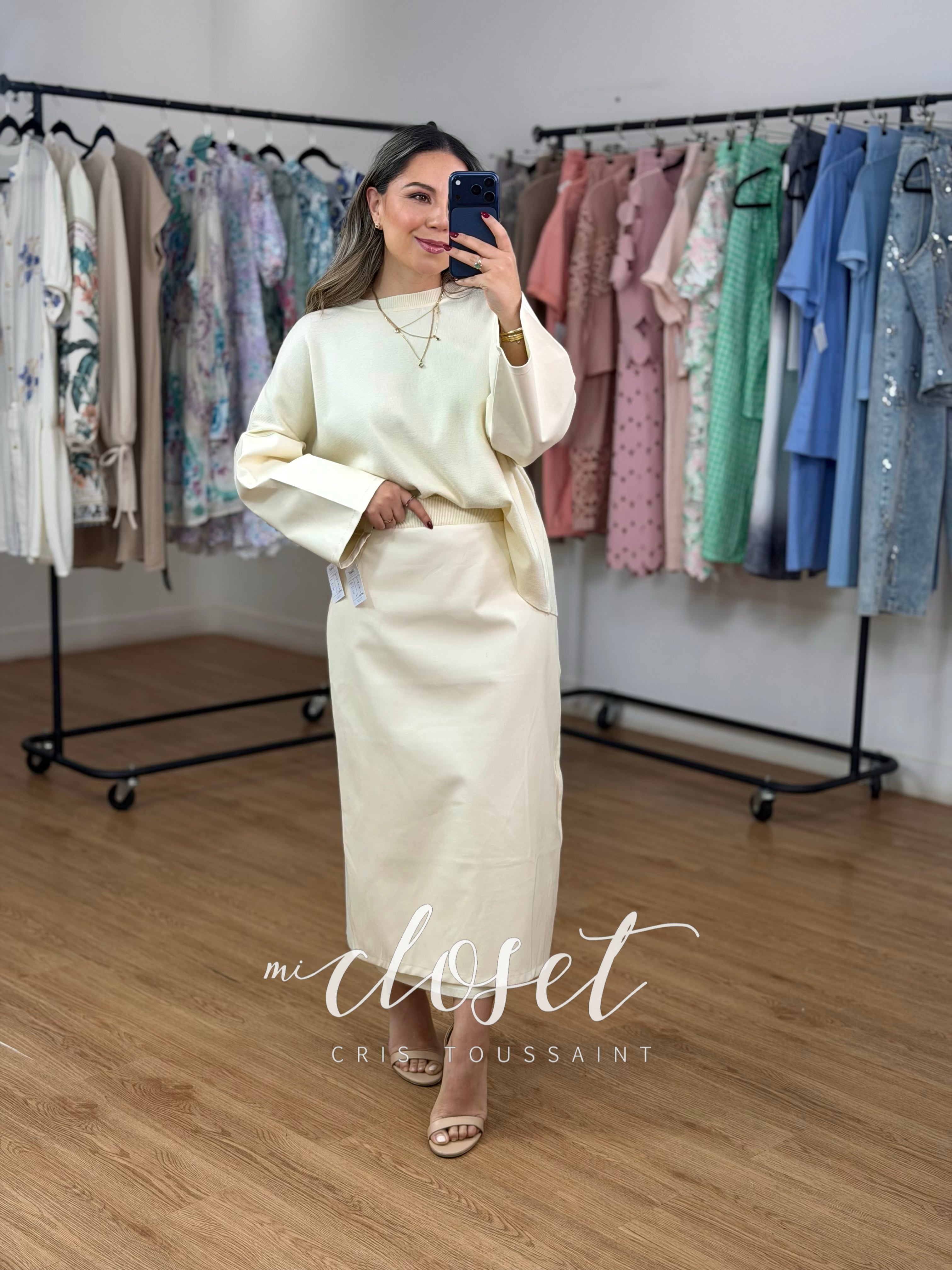 CONJUNTO DE FALDA Y SWEATER, CON DETALLES TIPO PIEL EN MANGAS Y FALDA