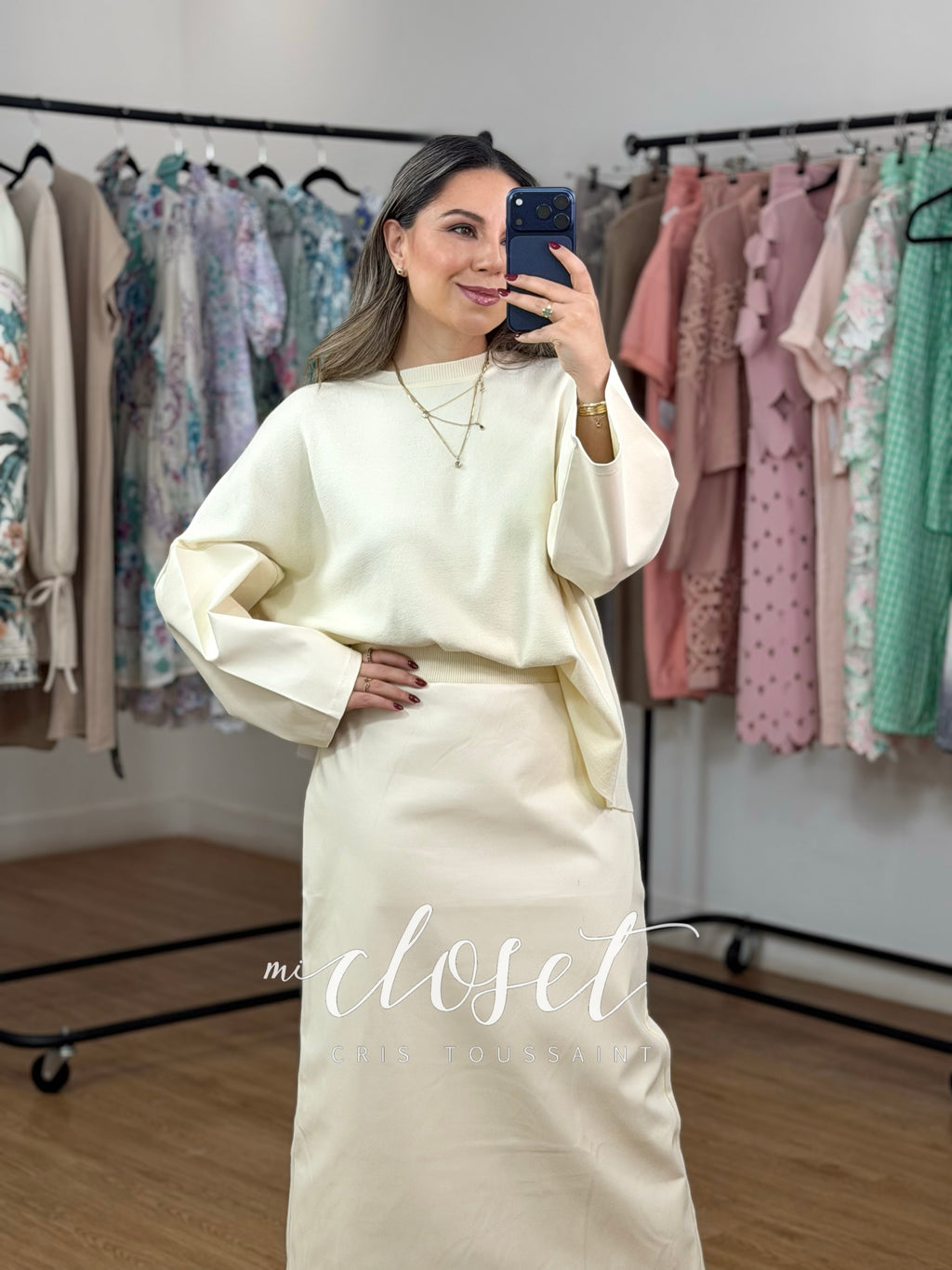 CONJUNTO DE FALDA Y SWEATER, CON DETALLES TIPO PIEL EN MANGAS Y FALDA