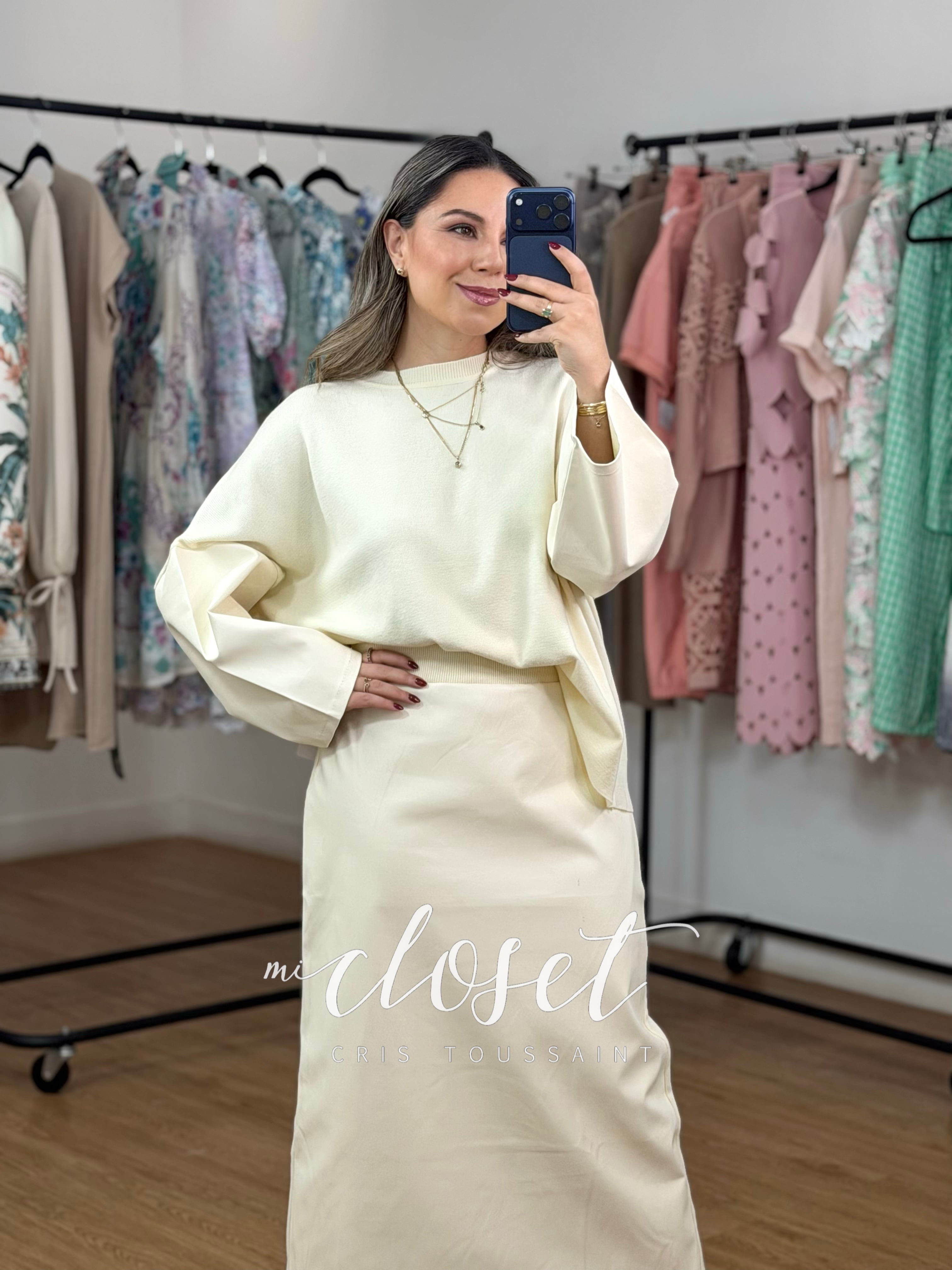 CONJUNTO DE FALDA Y SWEATER, CON DETALLES TIPO PIEL EN MANGAS Y FALDA