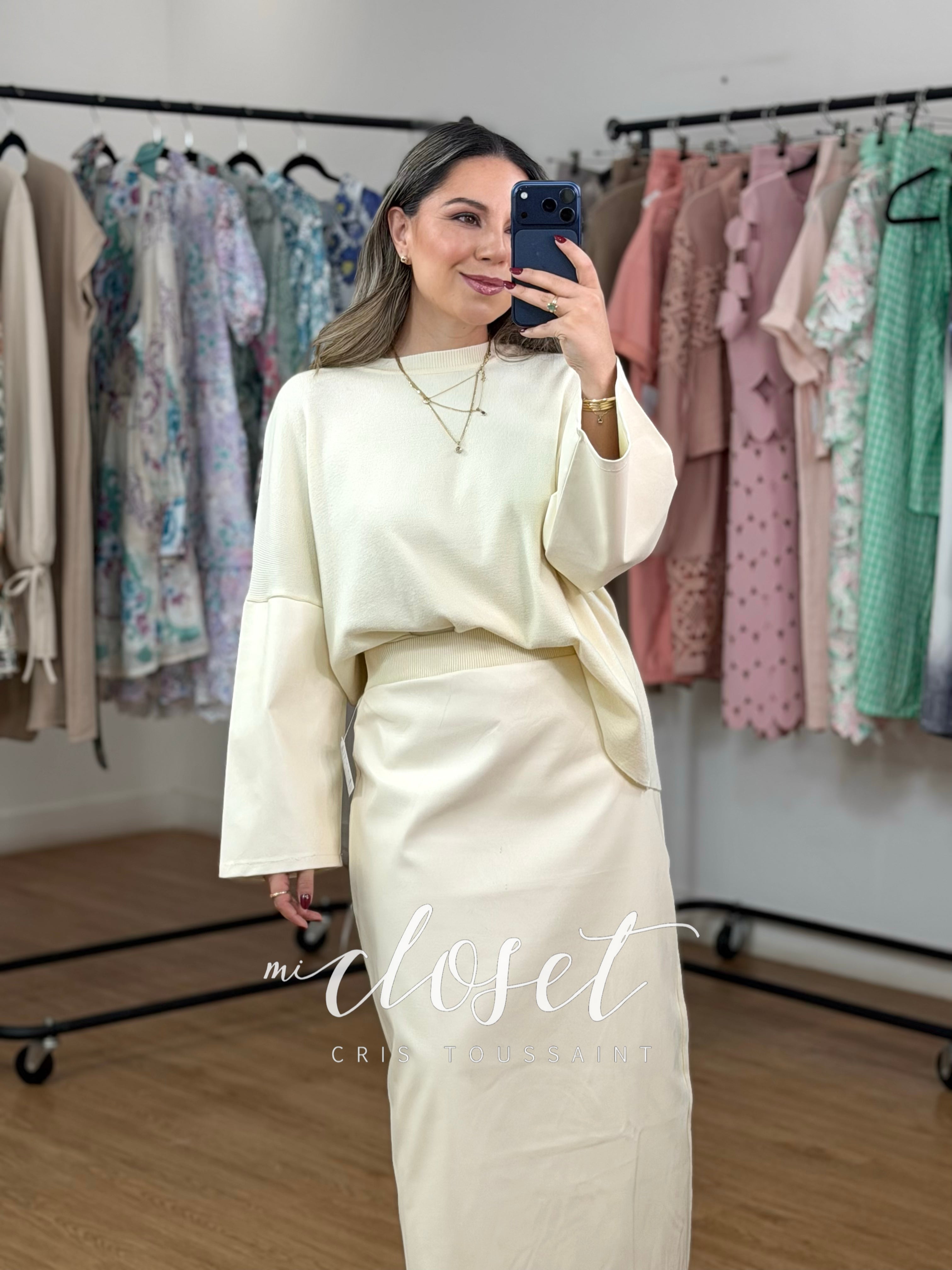 CONJUNTO DE FALDA Y SWEATER, CON DETALLES TIPO PIEL EN MANGAS Y FALDA