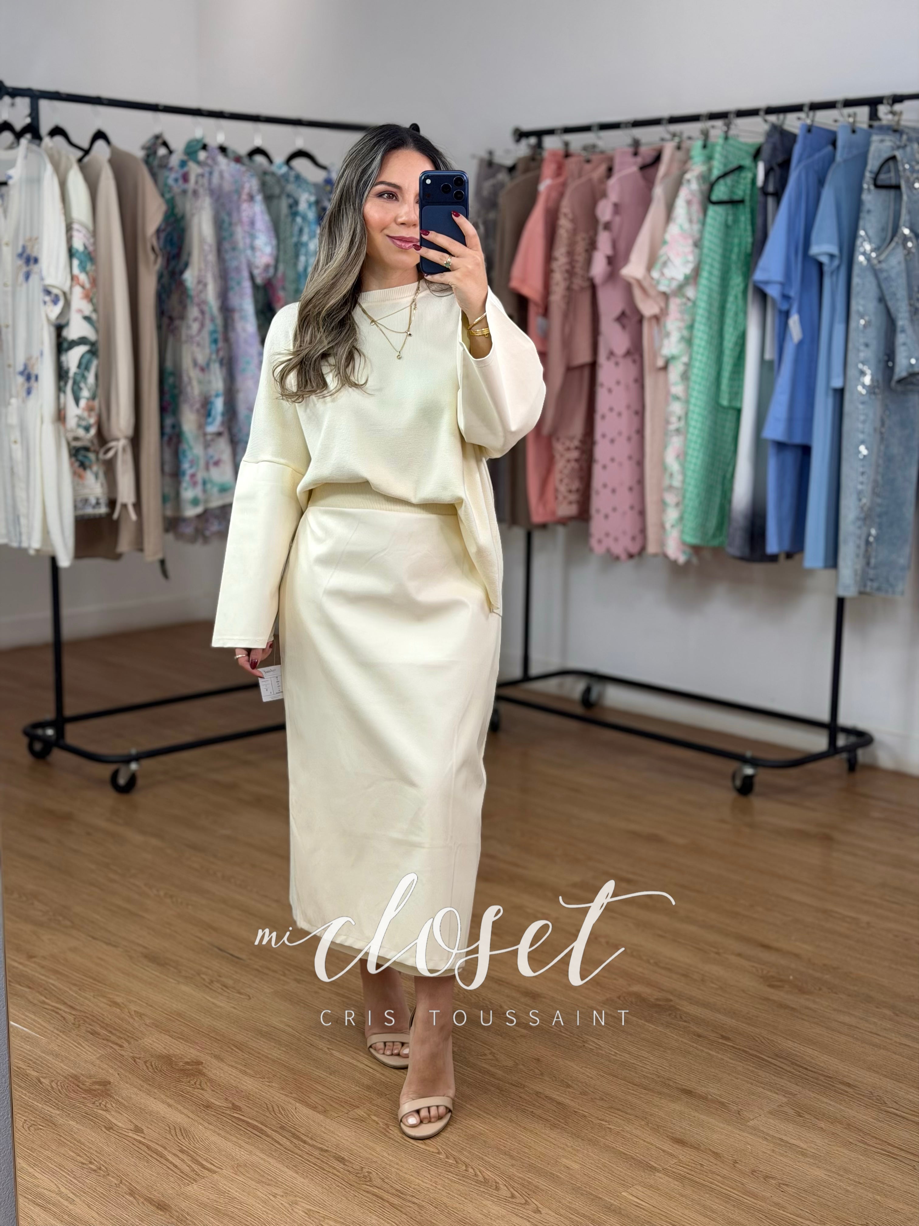 CONJUNTO DE FALDA Y SWEATER, CON DETALLES TIPO PIEL EN MANGAS Y FALDA